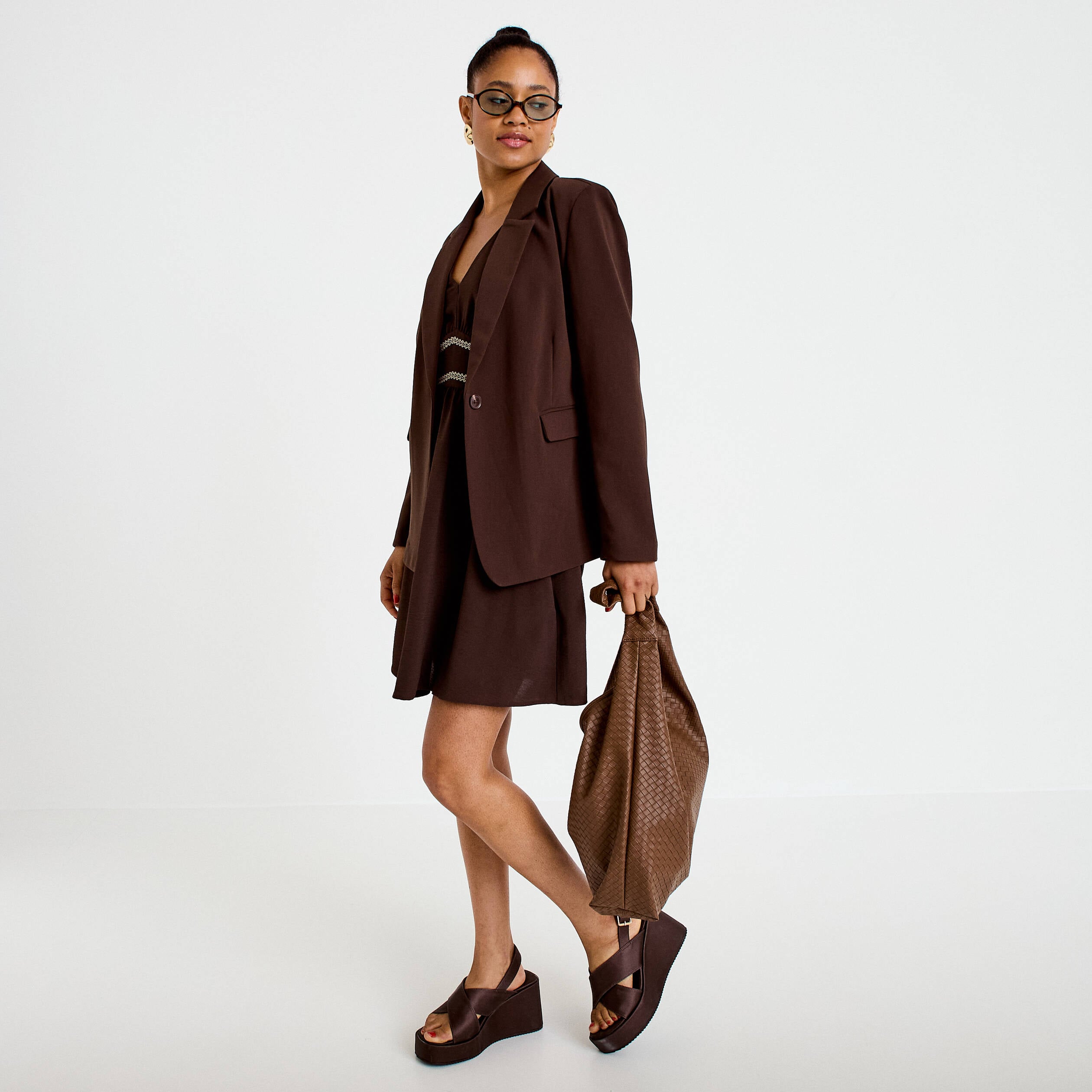 Robe courte &eacute;vas&eacute;e col v manches 3/4 marron fonc&eacute; femme