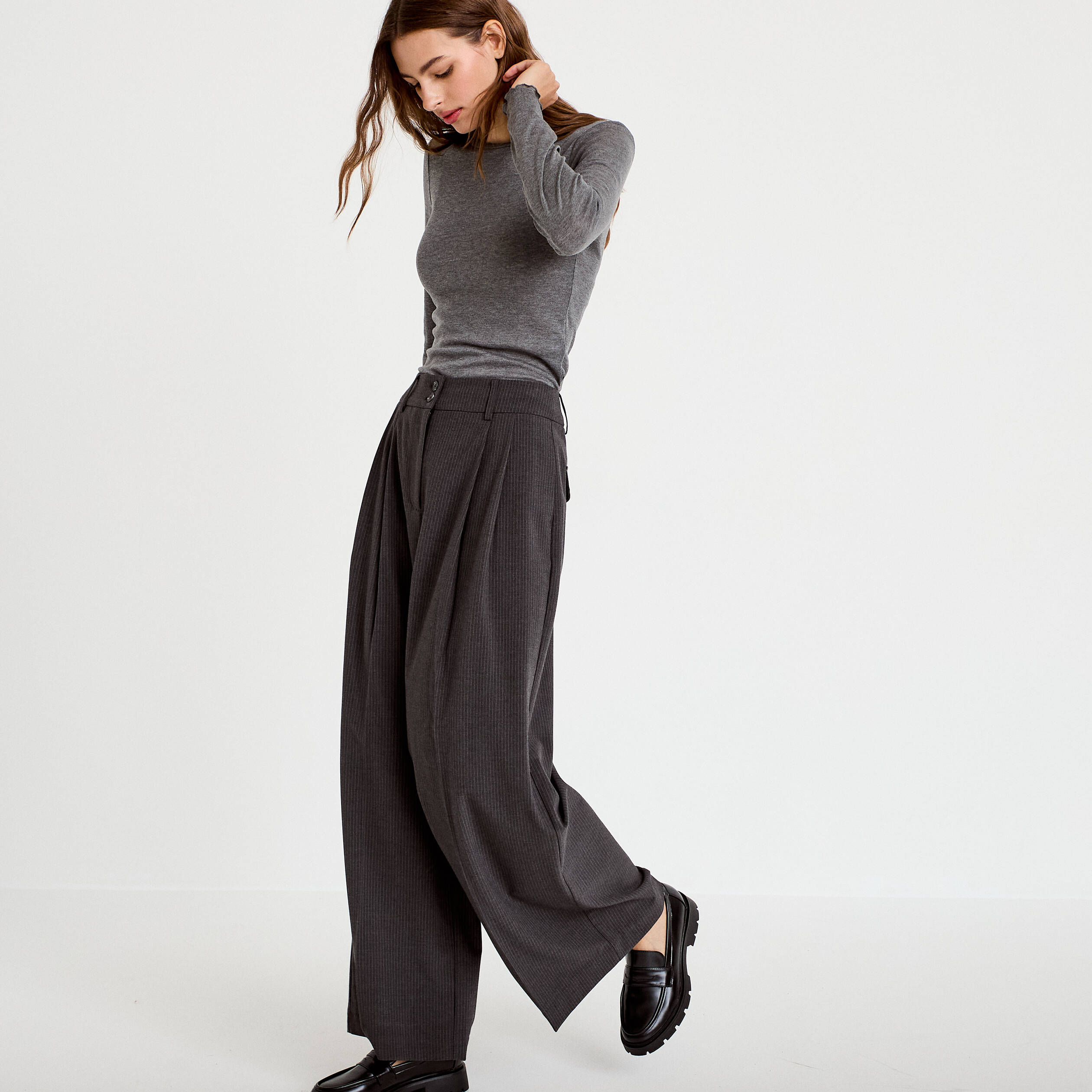 Pantalon large &agrave; pinces gris femme