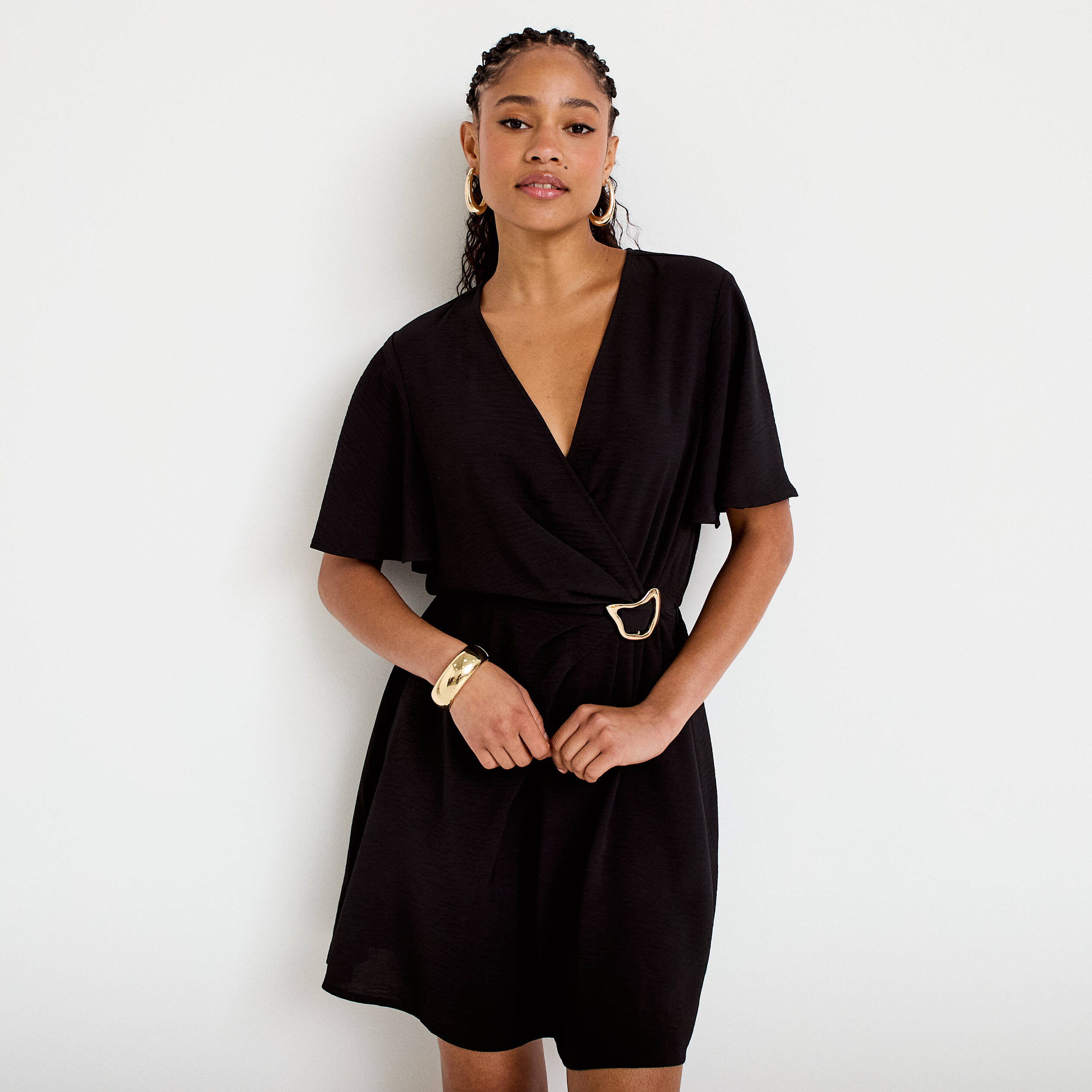 Robe courte &eacute;vas&eacute;e col v manches courtes noir femme