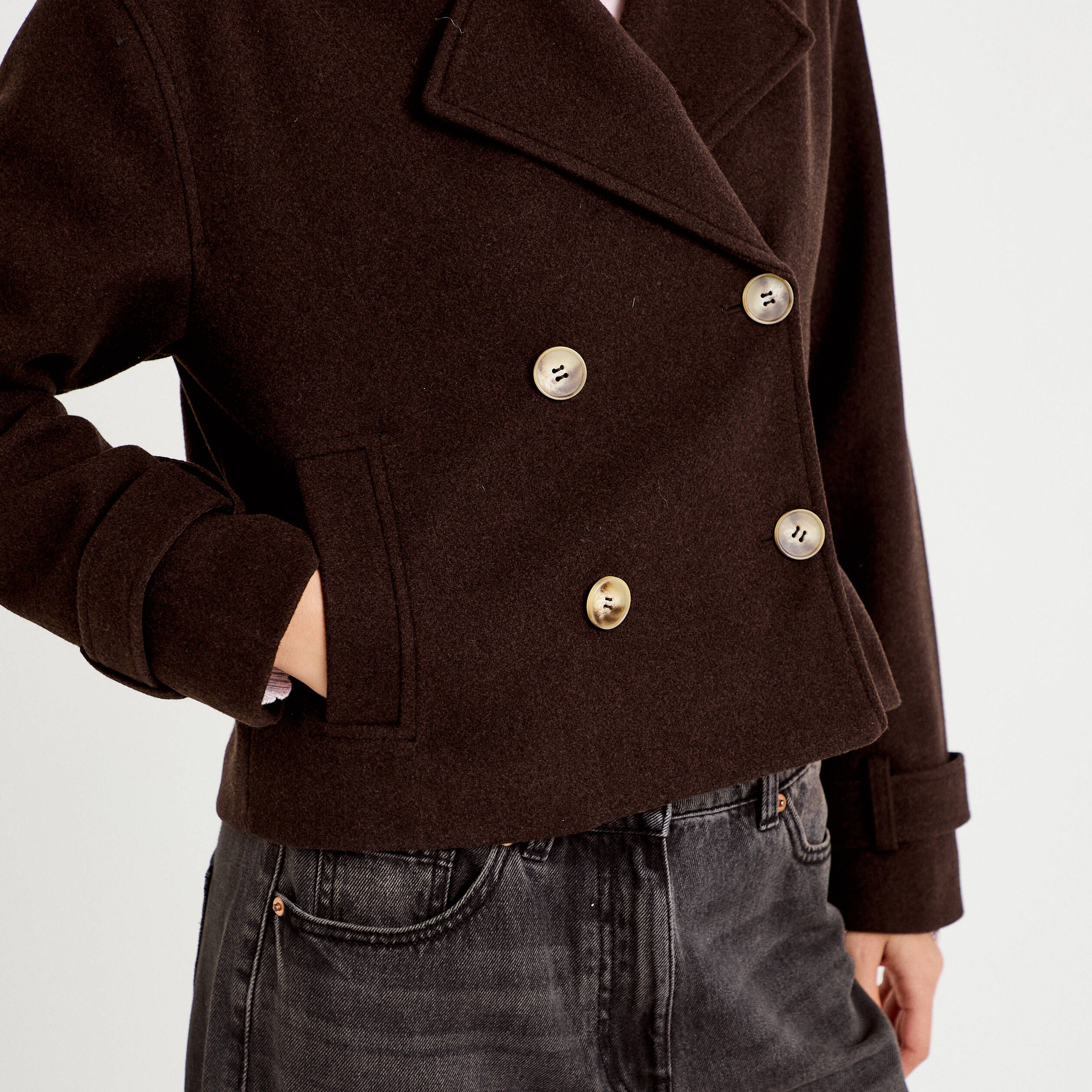 Trench court boutonn&eacute; marron fonc&eacute; femme