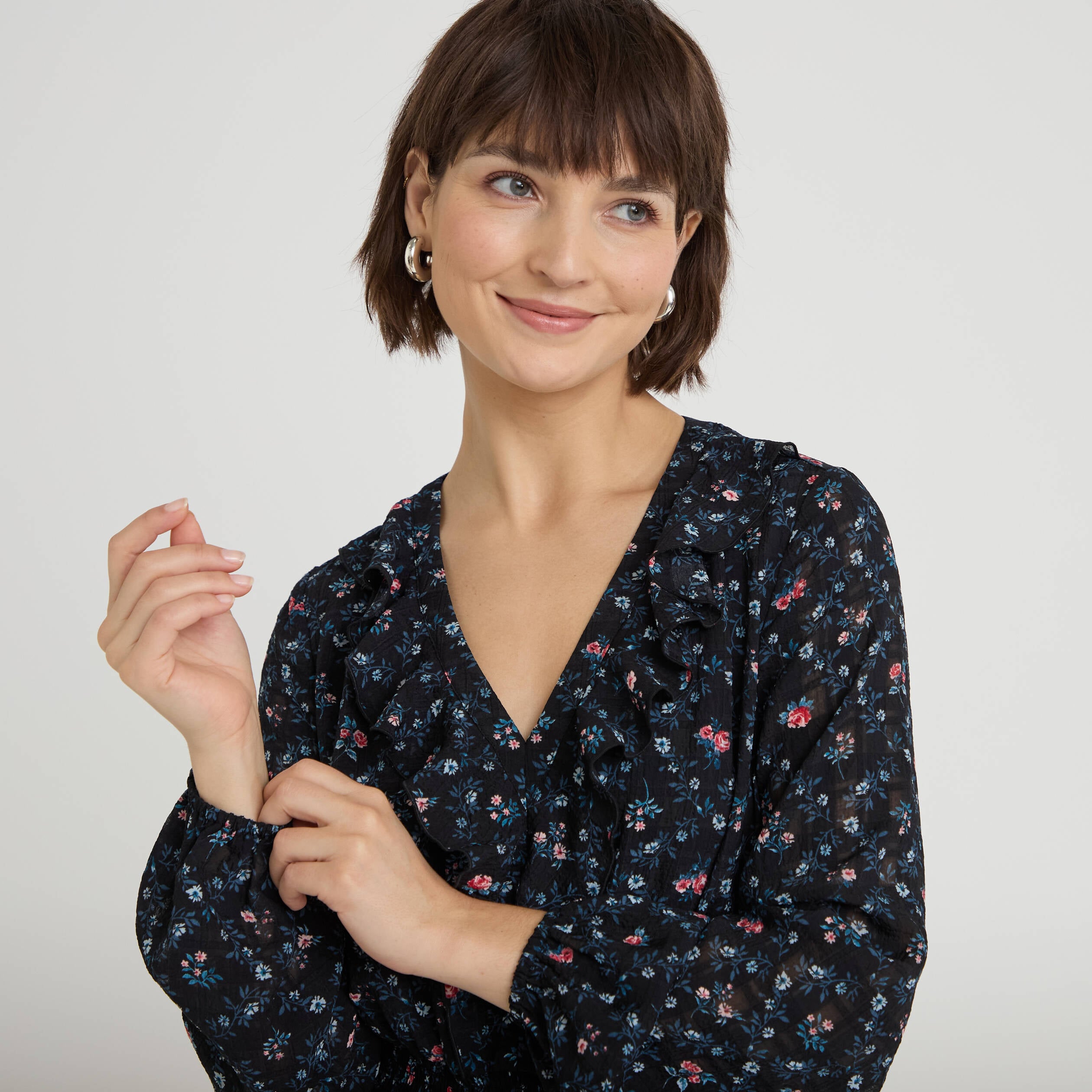 Robe courte &eacute;vas&eacute;e col v manches longues noir femme