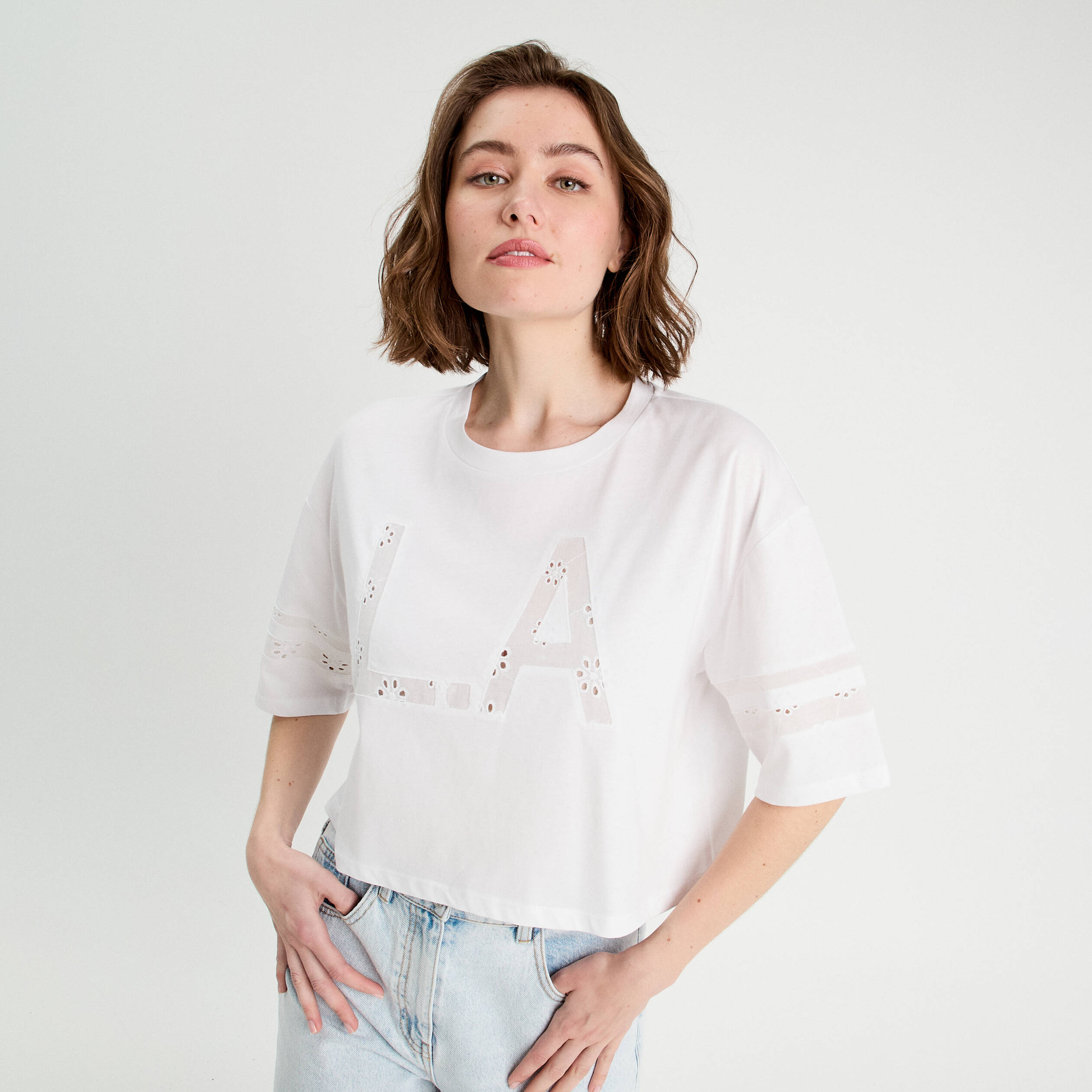T-shirt cropped brod&eacute; blanc femme