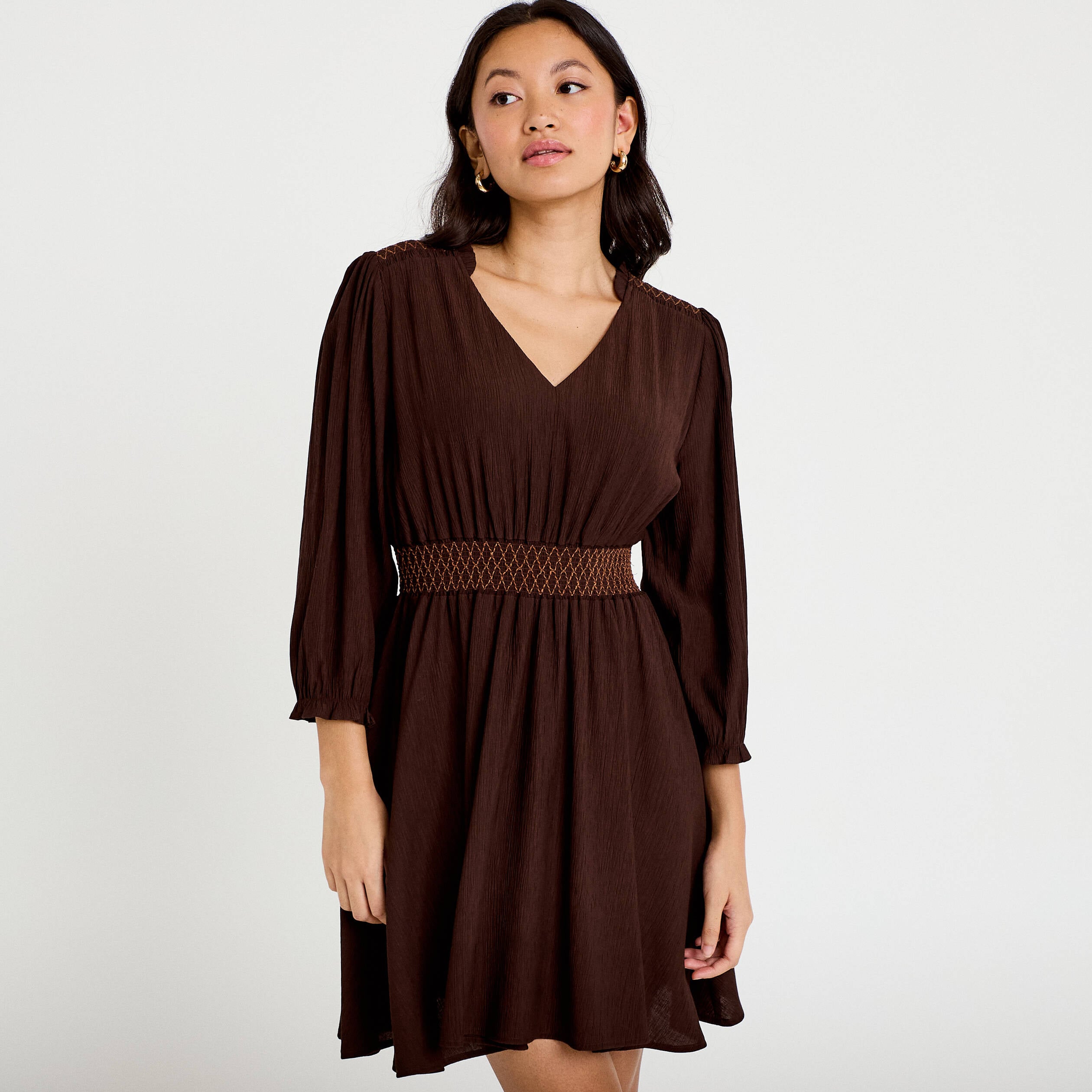 Robe courte &eacute;vas&eacute;e col v manches 3/4 marron fonc&eacute; femme