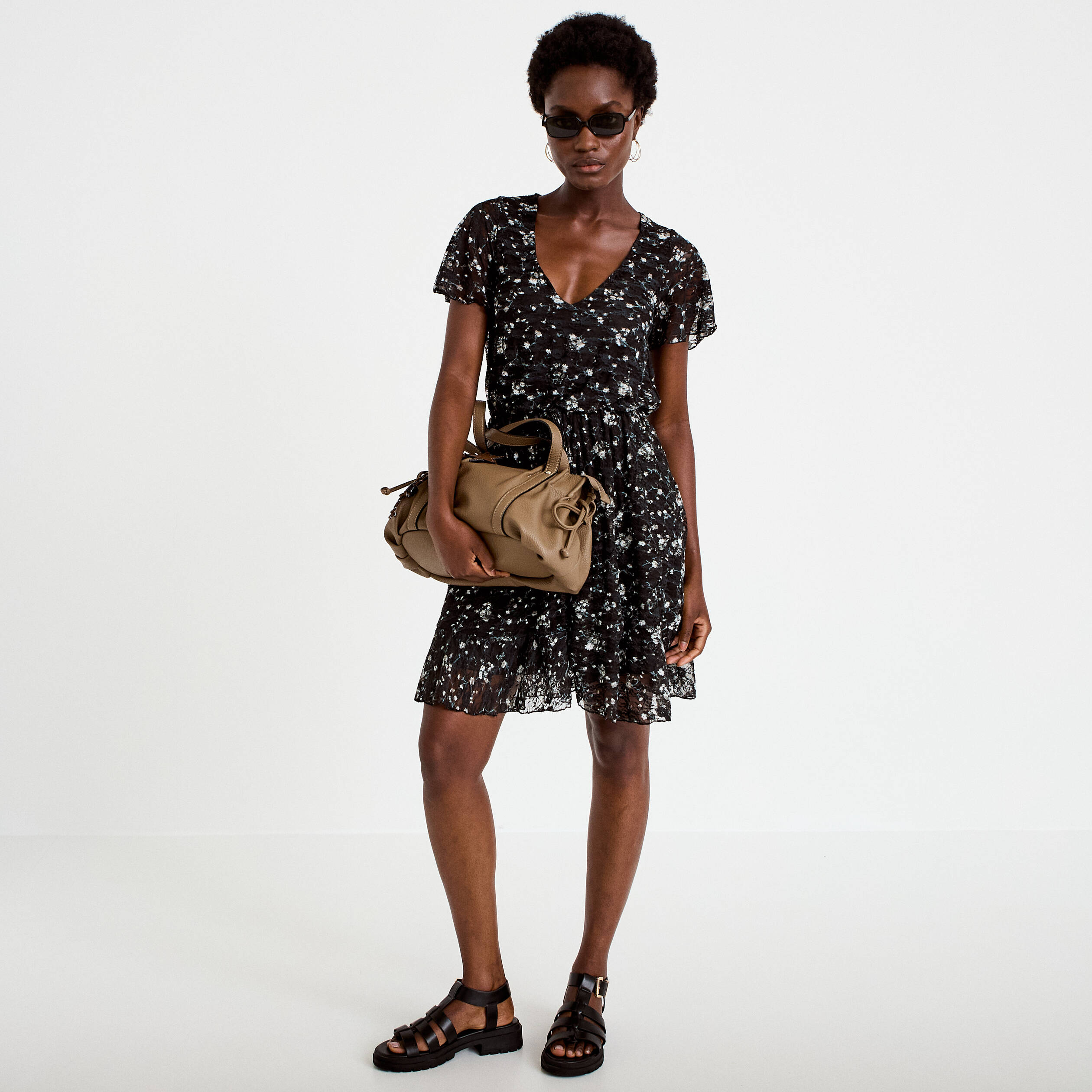 Robe courte &eacute;vas&eacute;e en dentelle col v noir femme