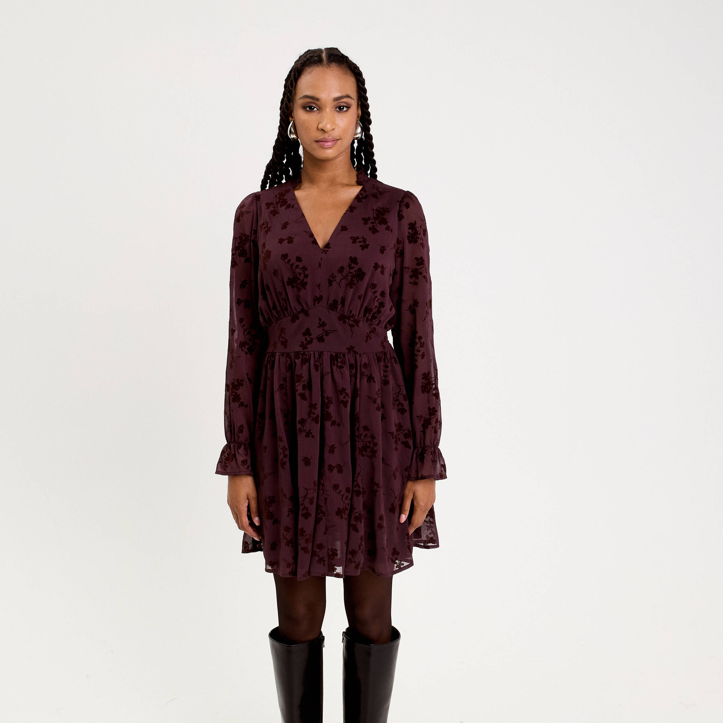 Robe courte &eacute;vas&eacute;e col v manches longues marron cognac femme