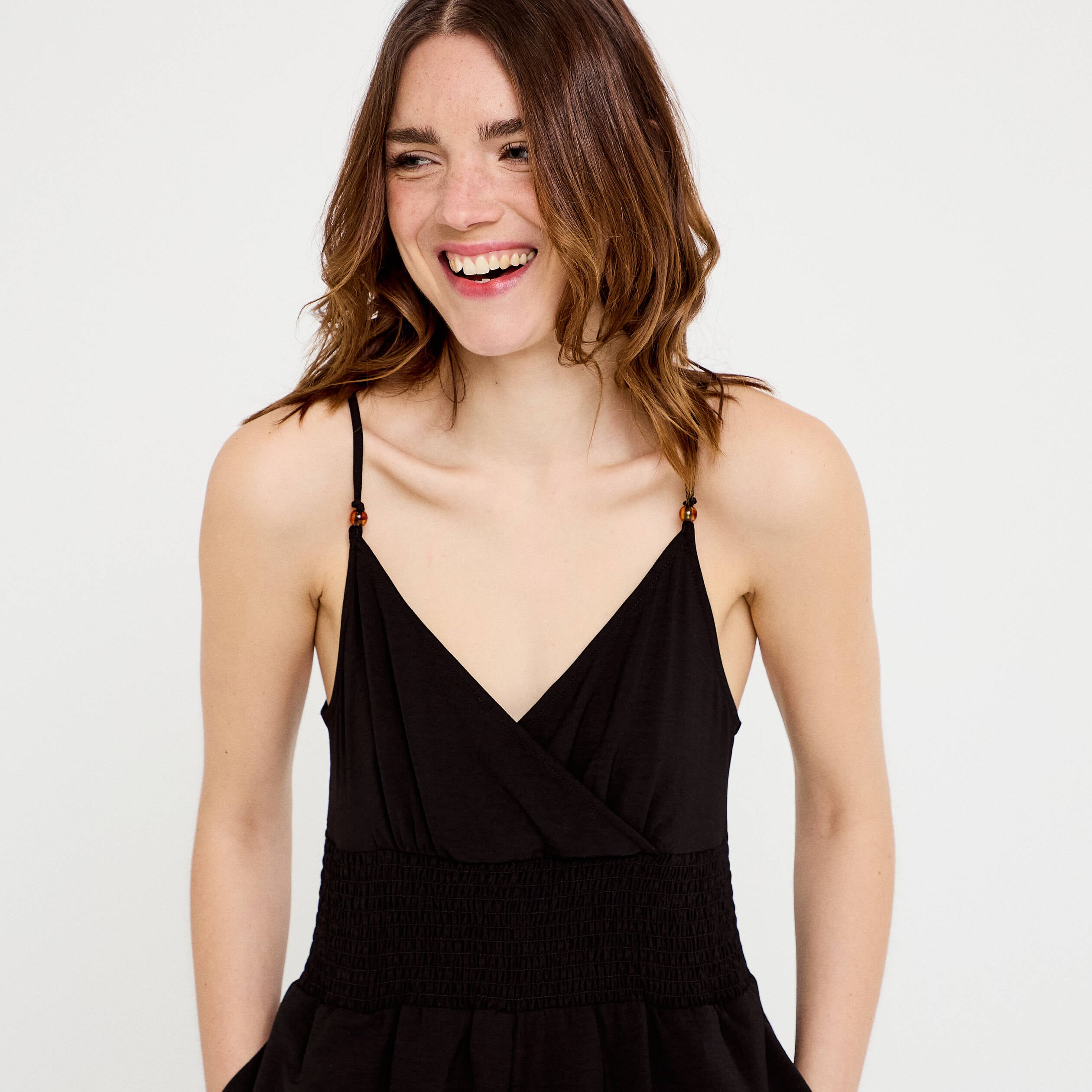 Combishort large col v fines bretelles noir femme
