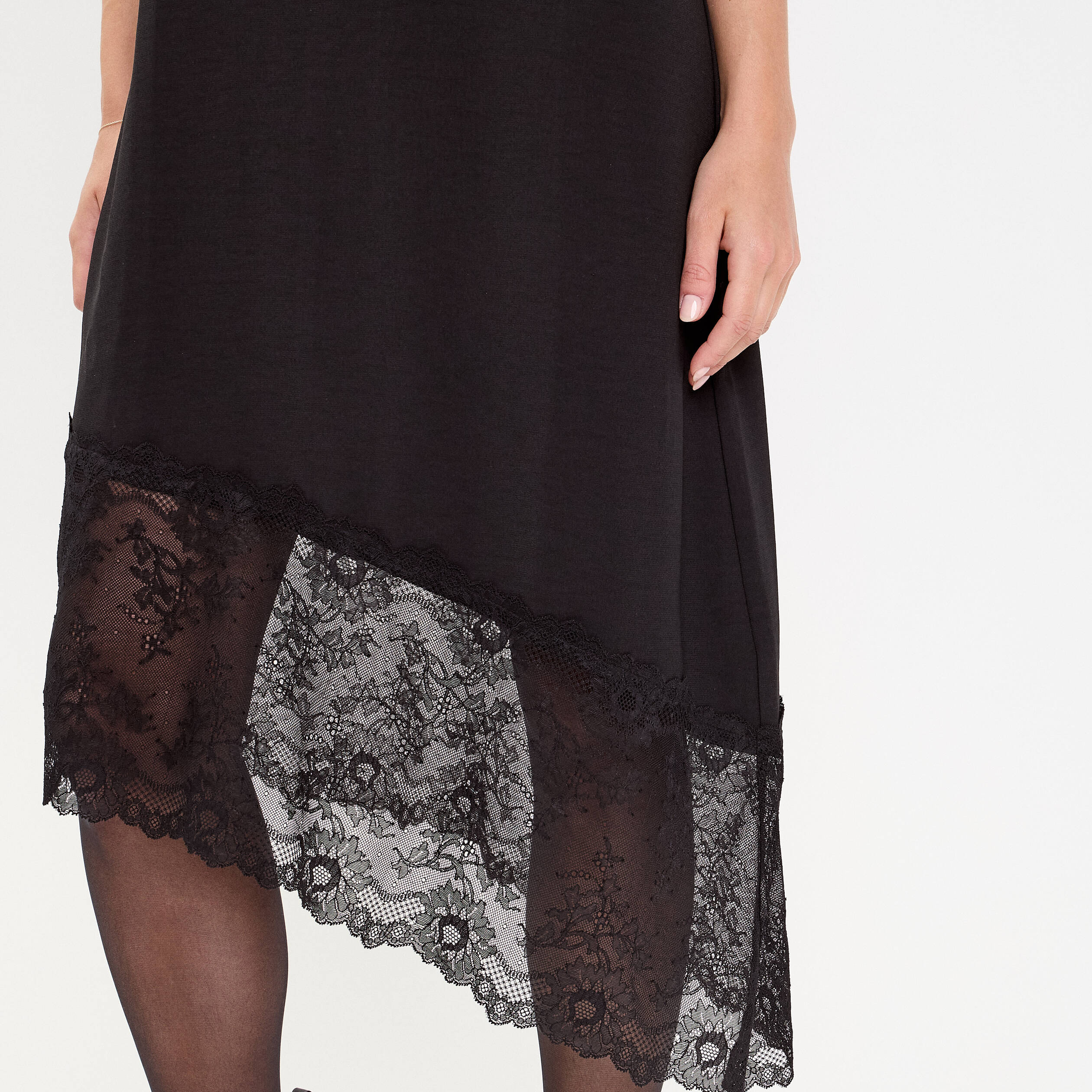 Robe longue droite col v satin&eacute;e noir femme