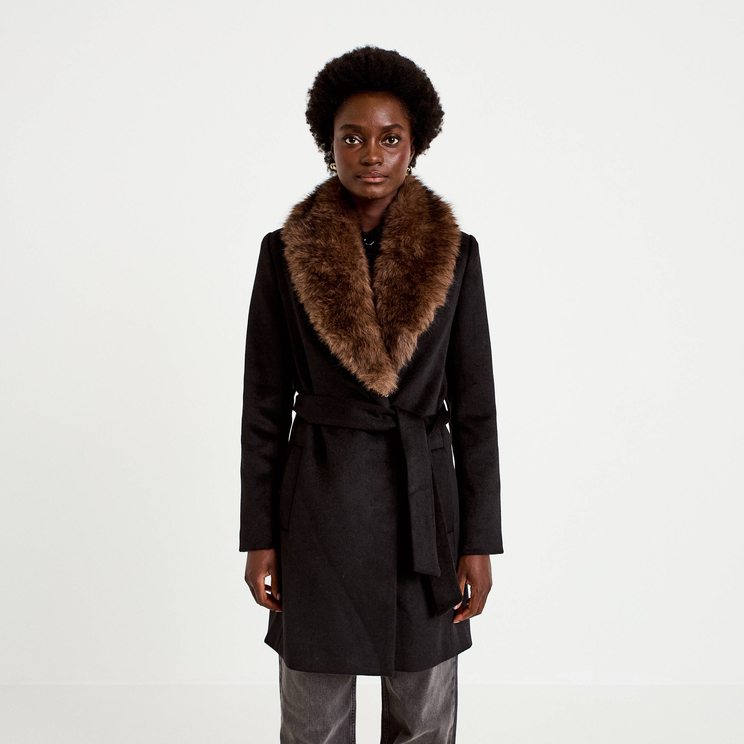 Manteau cintr&eacute; col ch&acirc;le manches longues noir femme