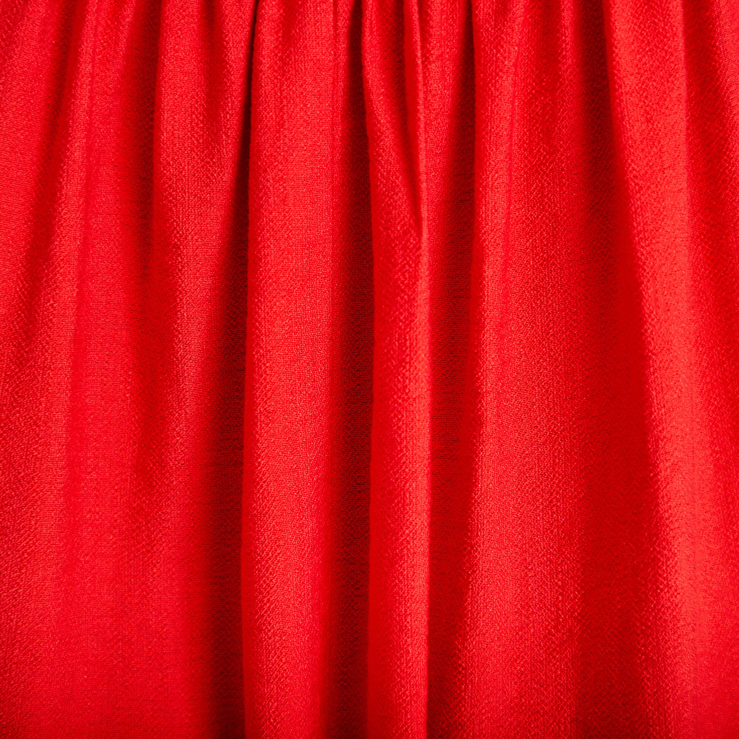 Robe longue &eacute;vas&eacute;e col v cr&ecirc;pe rouge femme