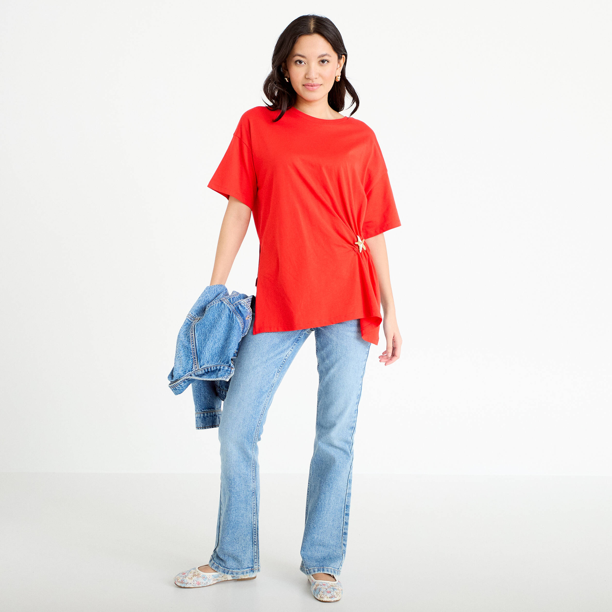 T-shirt &agrave; fronces avec bijou rouge femme