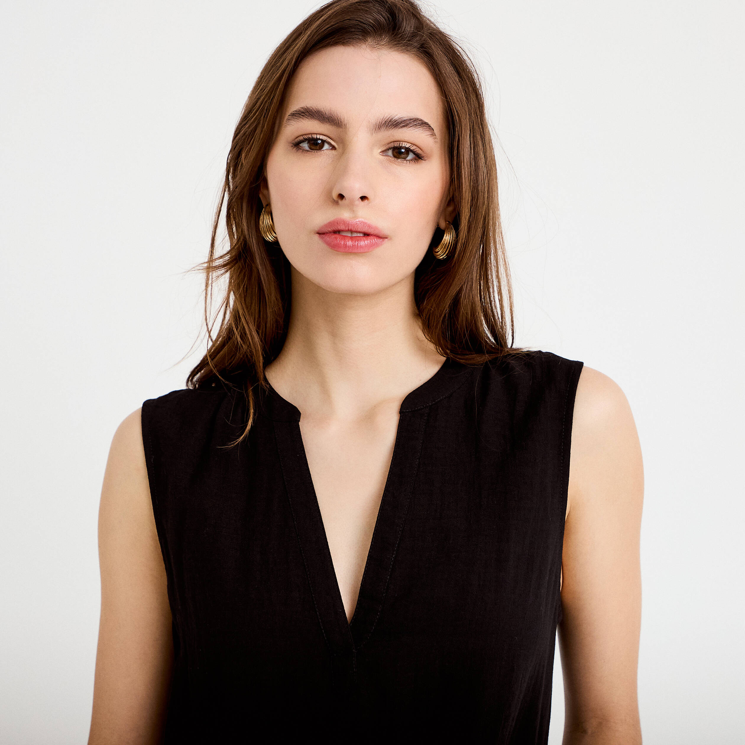 Blouse sans manches col tunisien pliss&eacute; noir femme
