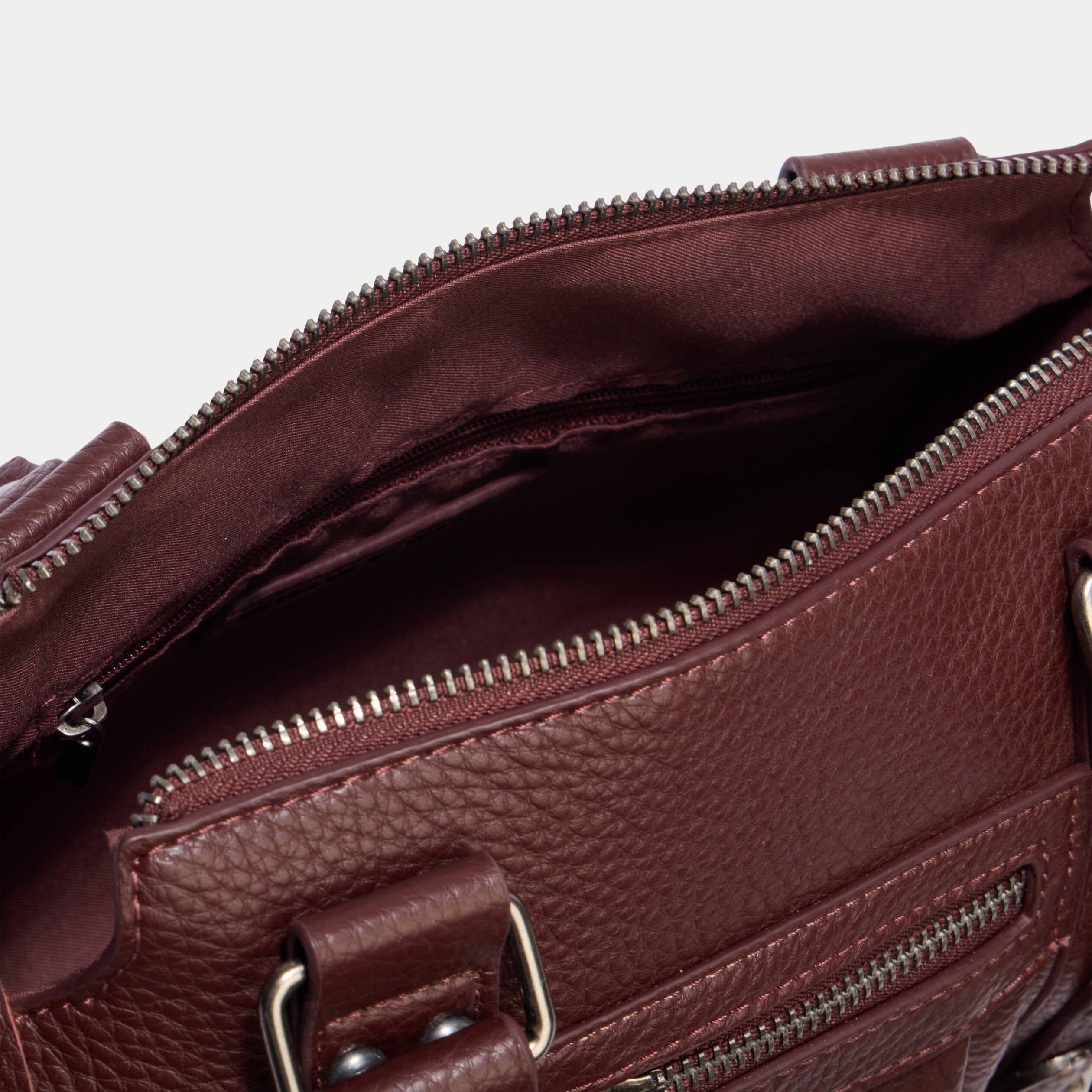 Sac port&eacute; main bordeaux femme