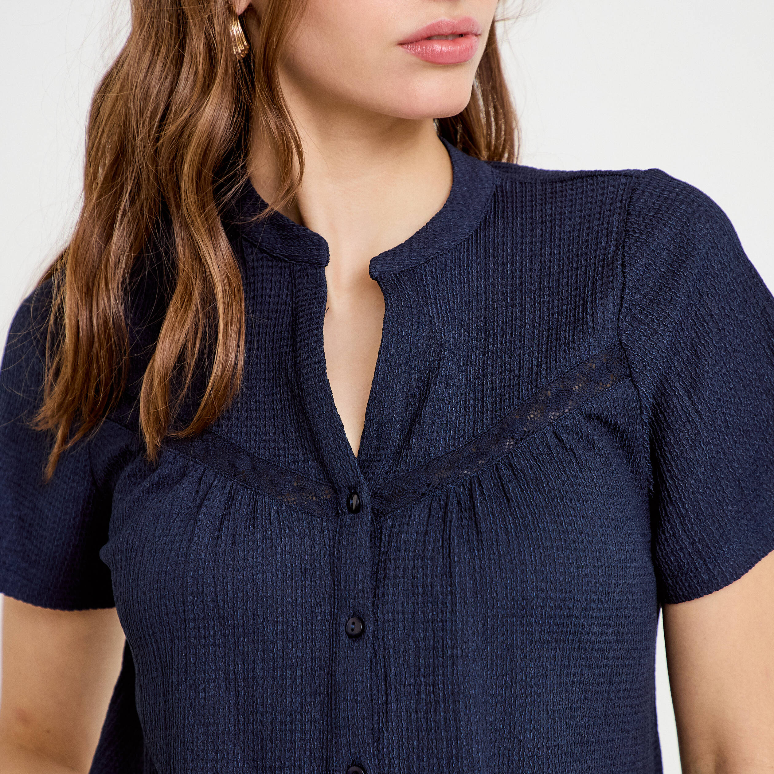 Blouse pliss&eacute;e col v manches courtes bleu fonc&eacute; femme