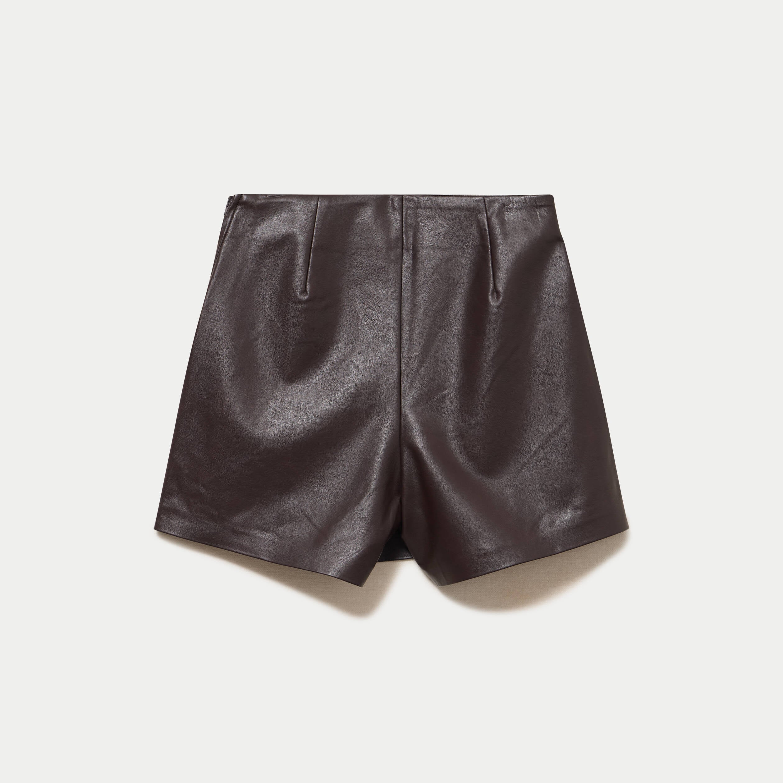 Jupe-short courte en similicuir marron fonc&eacute; femme