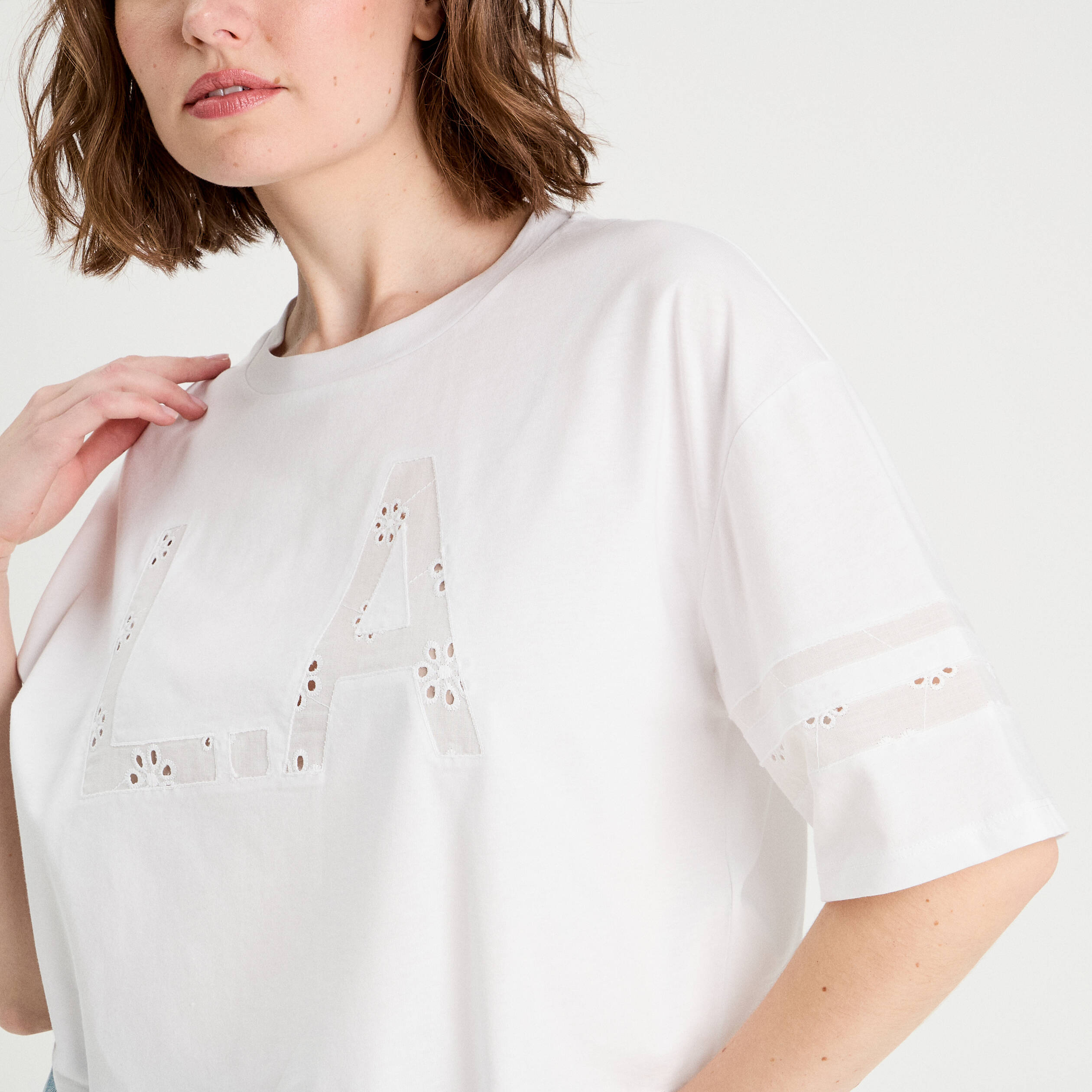 T-shirt cropped brod&eacute; blanc femme