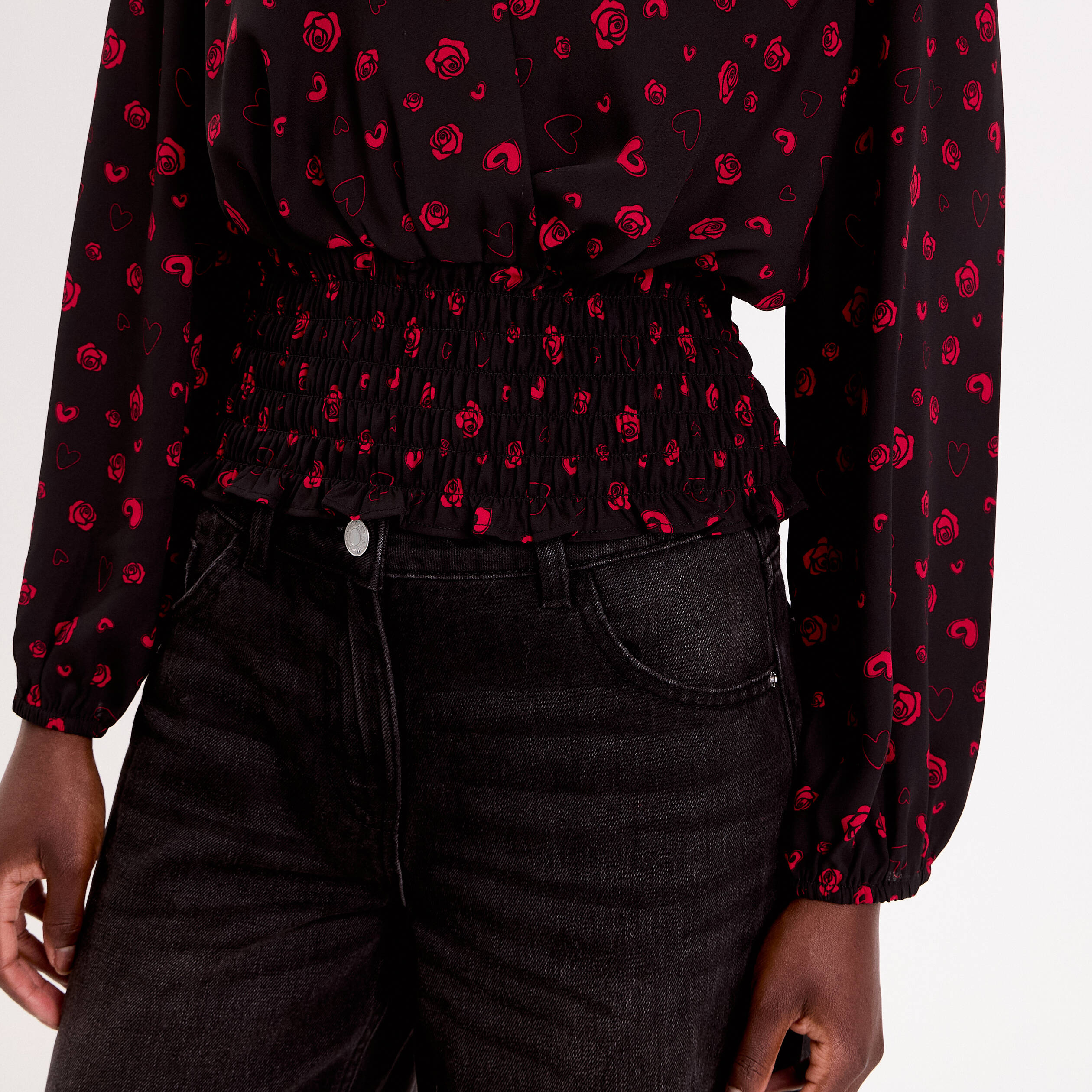 Blouse courte taille smock&eacute;e noir femme