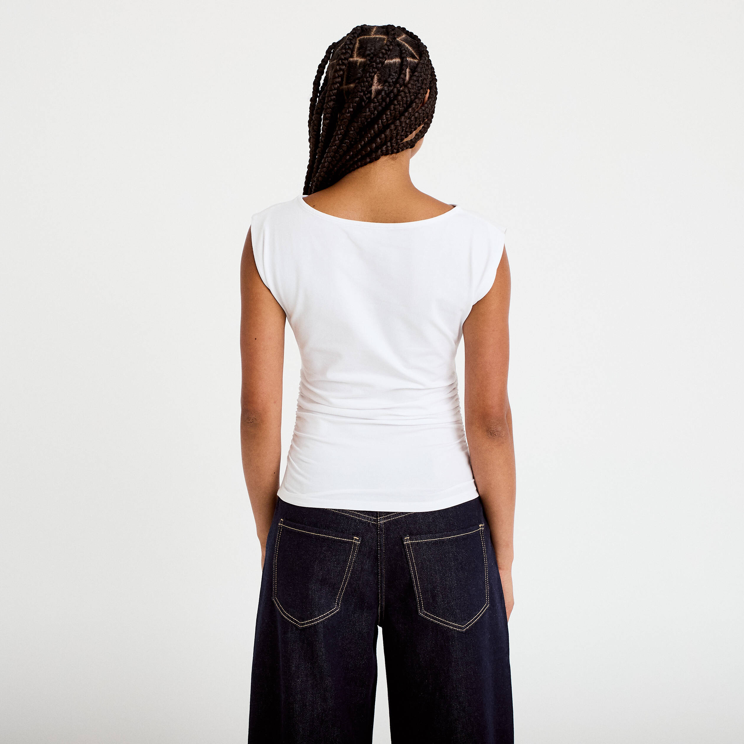 T-shirt ajust&eacute; col bateau sans manches blanc femme