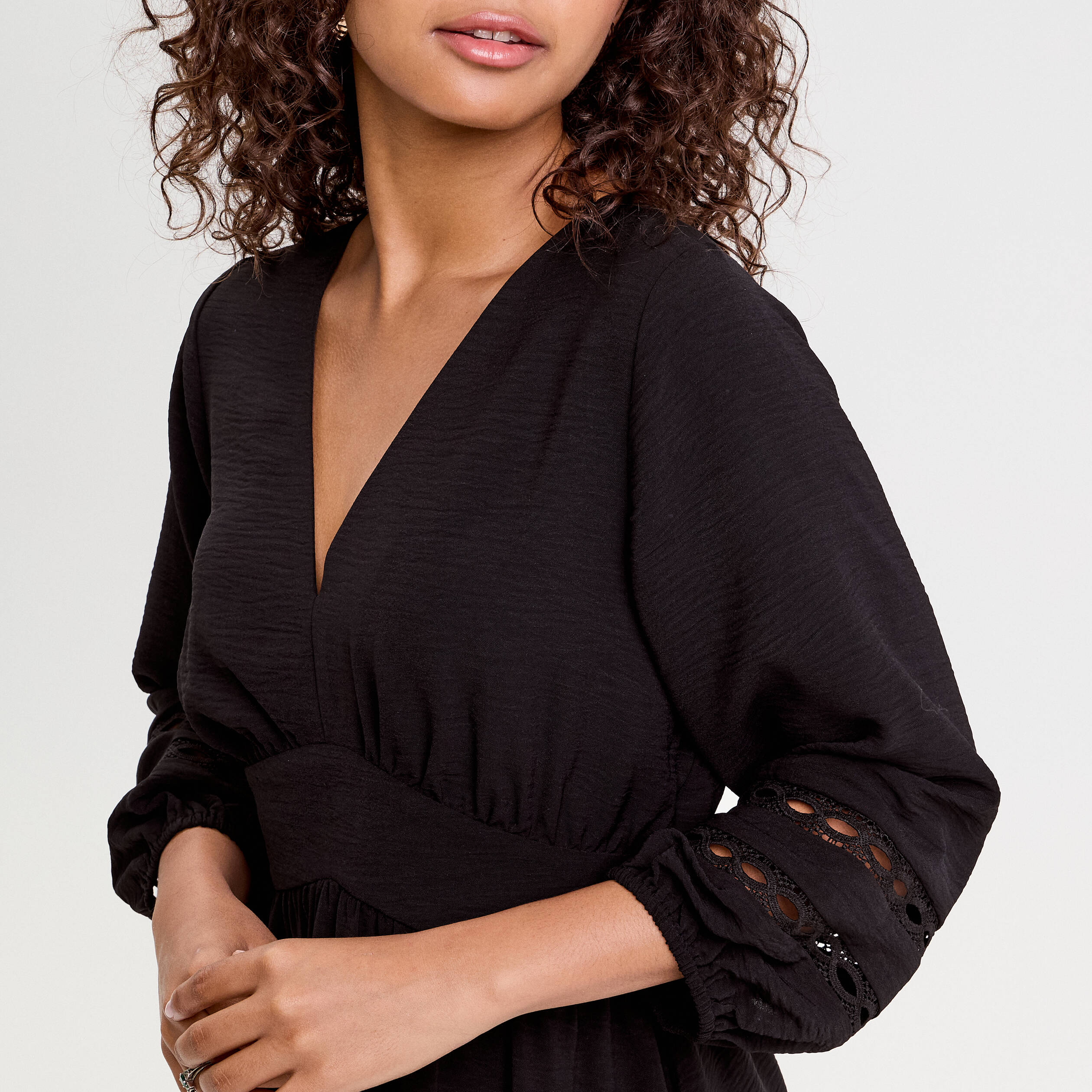 Robe courte &eacute;vas&eacute;e col v manches 3/4 noir femme