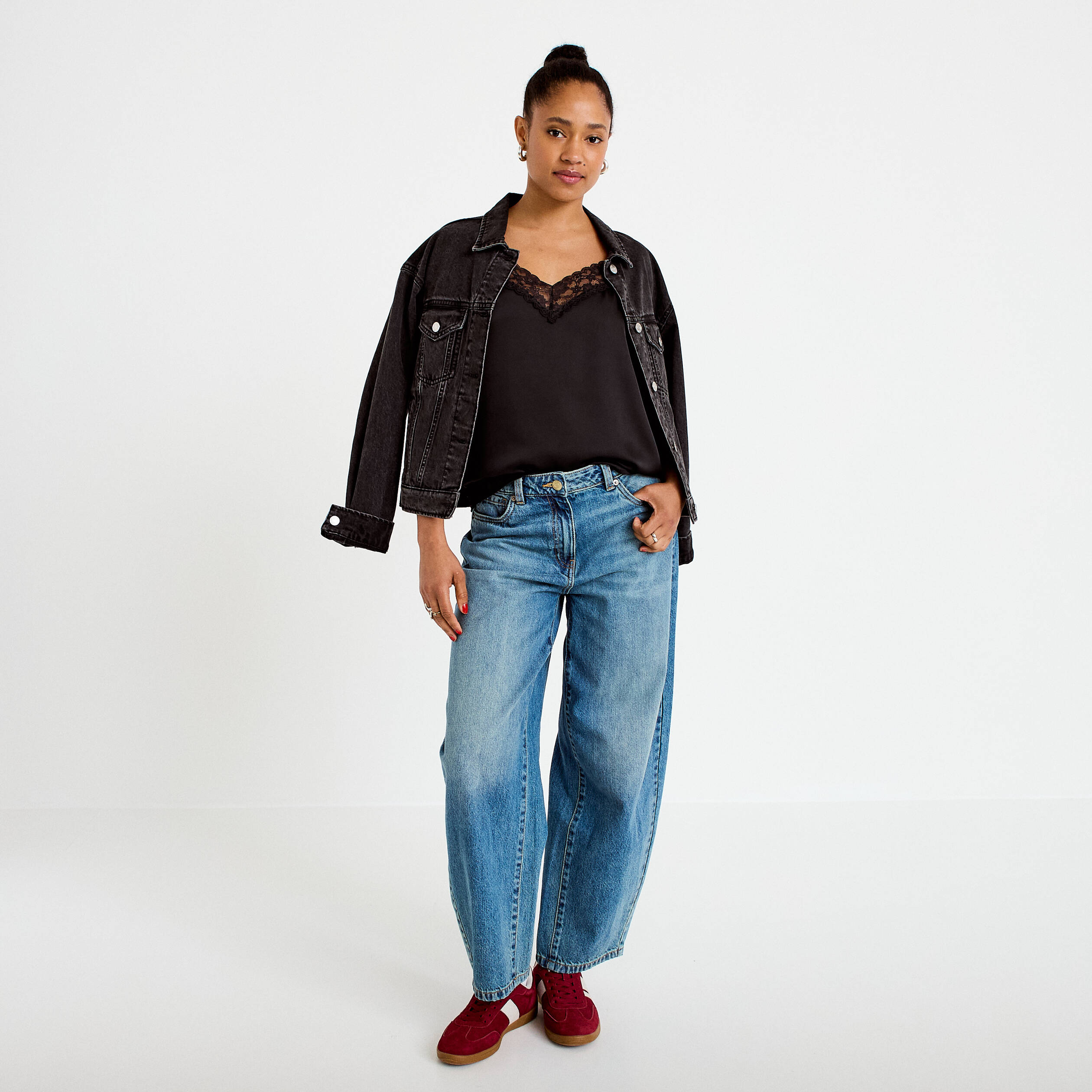 D&eacute;bardeur ajust&eacute; d&eacute;collet&eacute; dentelle noir femme