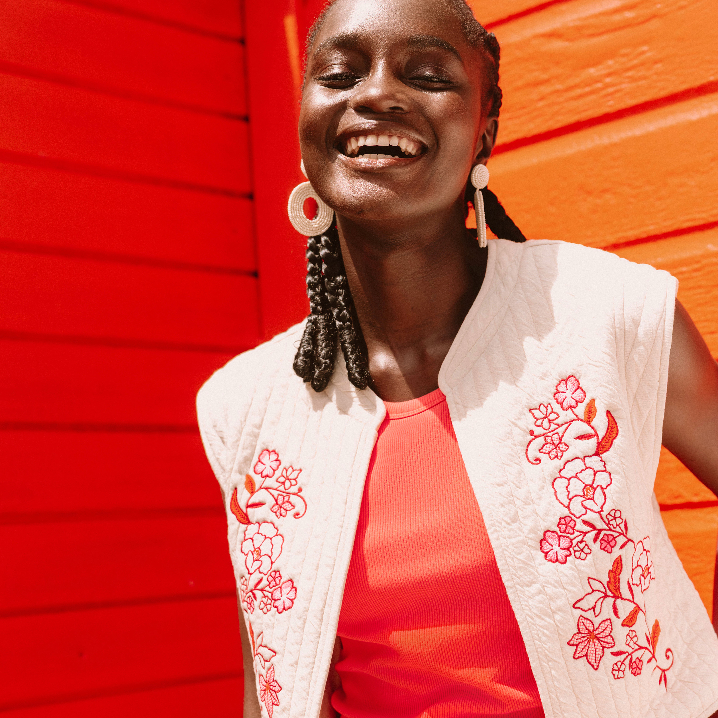 Gilet sans manches brod&eacute; blanc femme