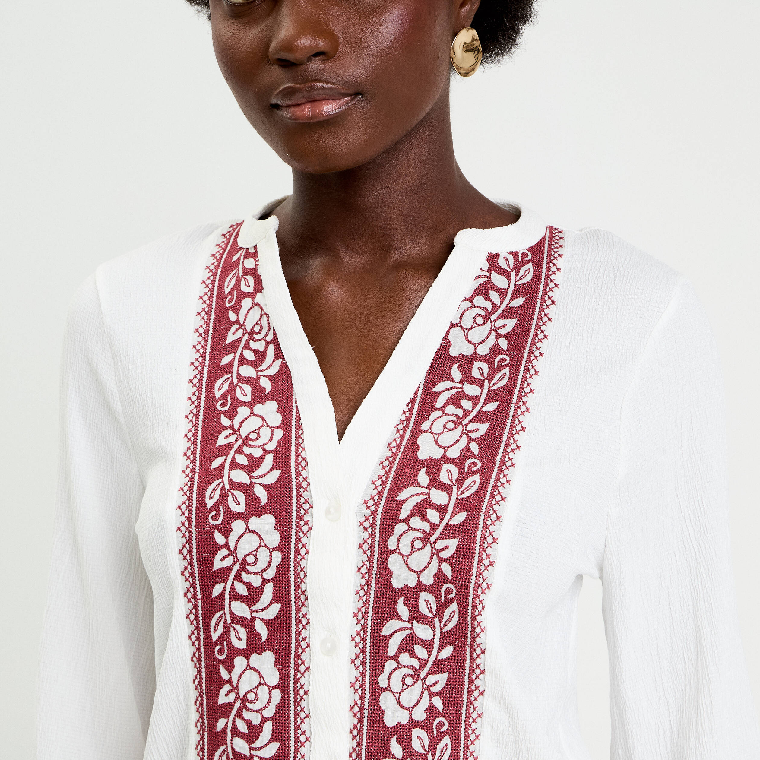 Blouse brod&eacute;e col tunisien ecru femme