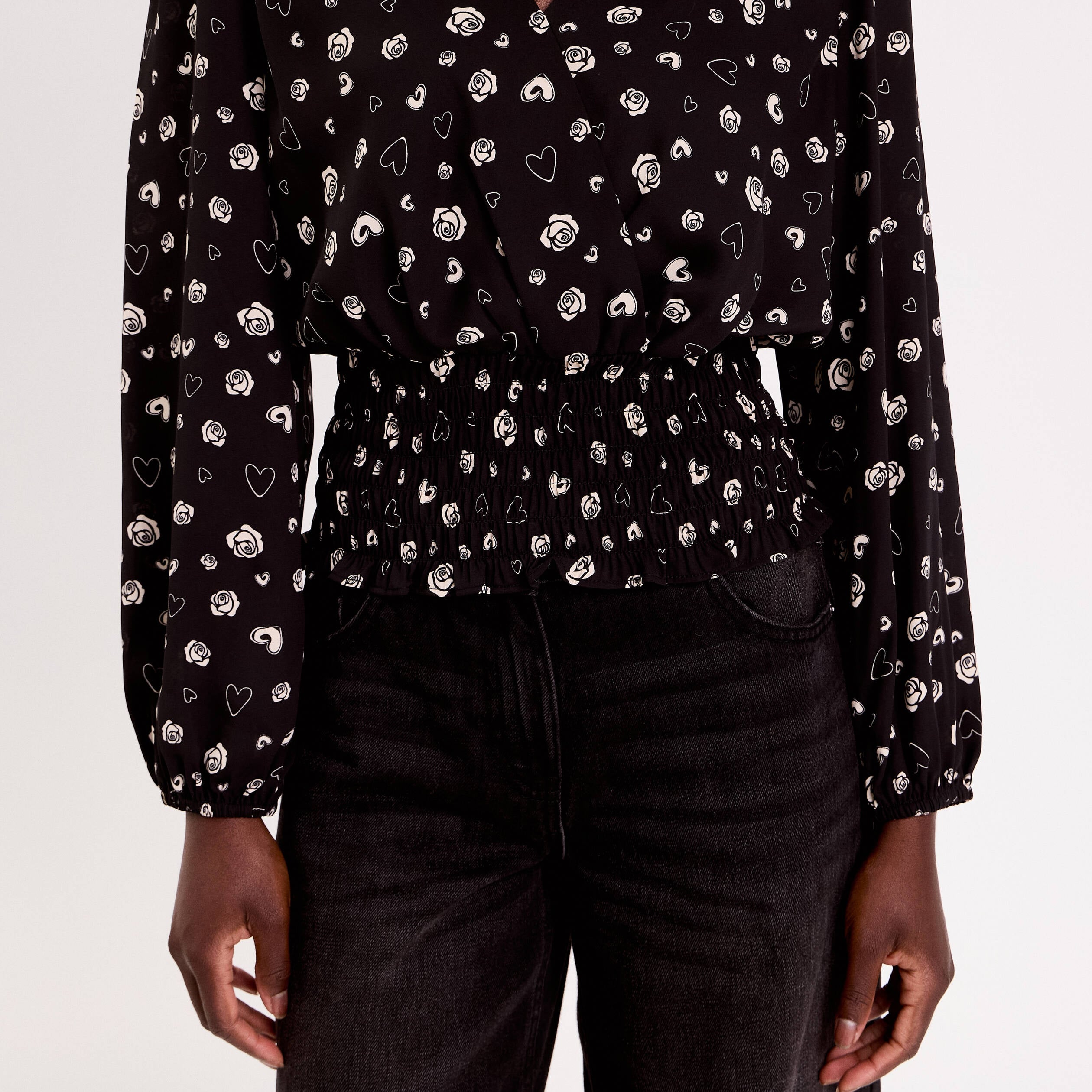 Blouse courte taille smock&eacute;e noir femme