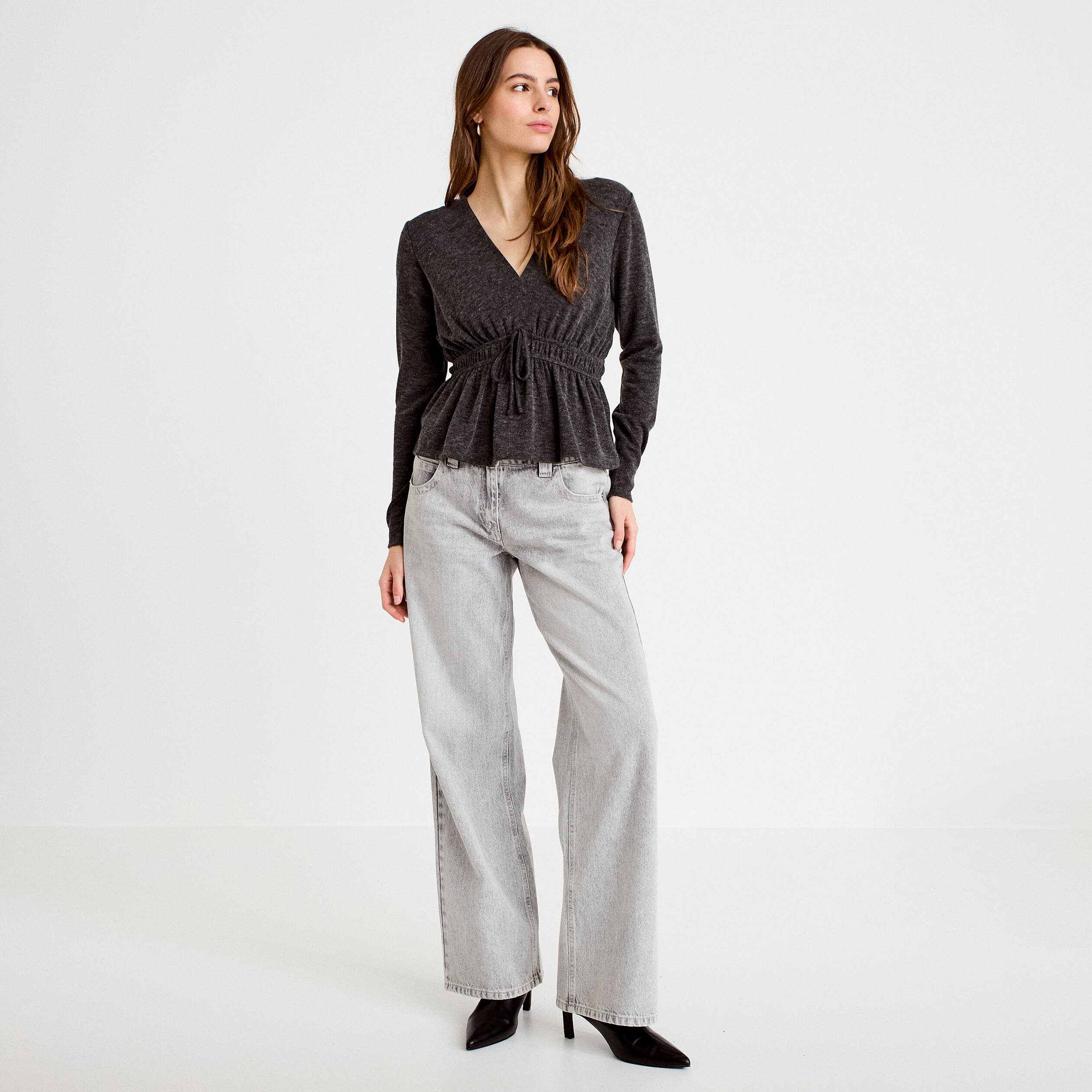 Blouse cintr&eacute;e col v manches longues gris fonc&eacute; femme
