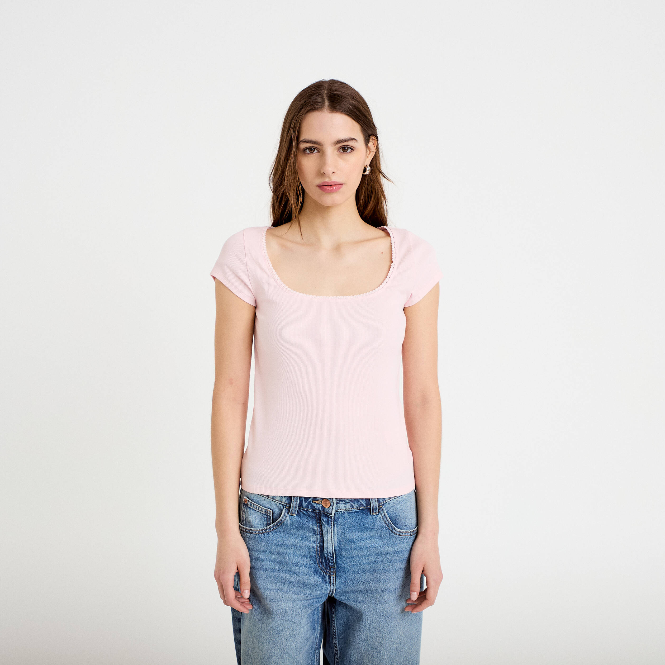 T-shirt cintr&eacute; d&eacute;collet&eacute; manches courtes rose clair femme