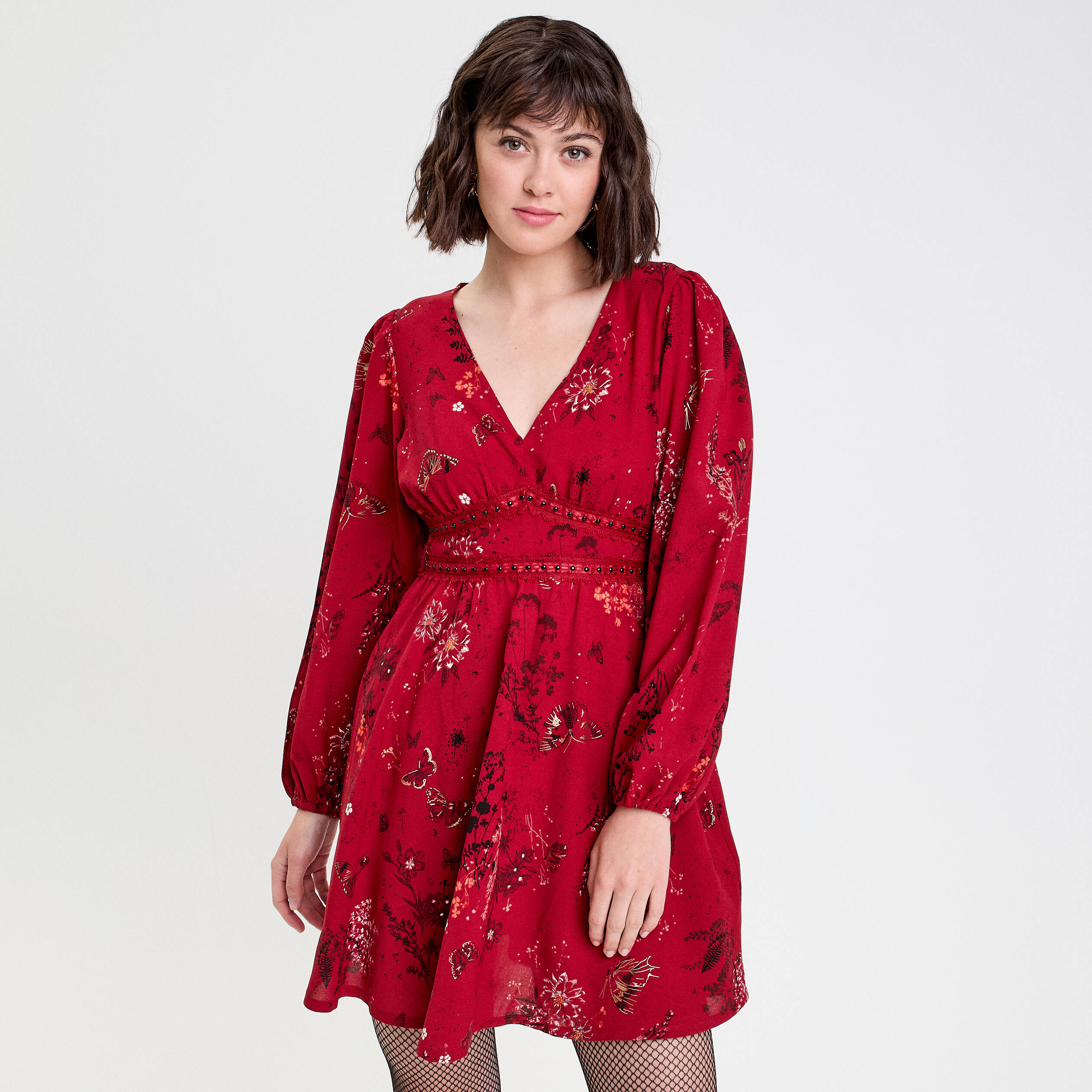 Robe &eacute;vas&eacute;e d&eacute;tails clout&eacute;s rouge fonc&eacute; femme