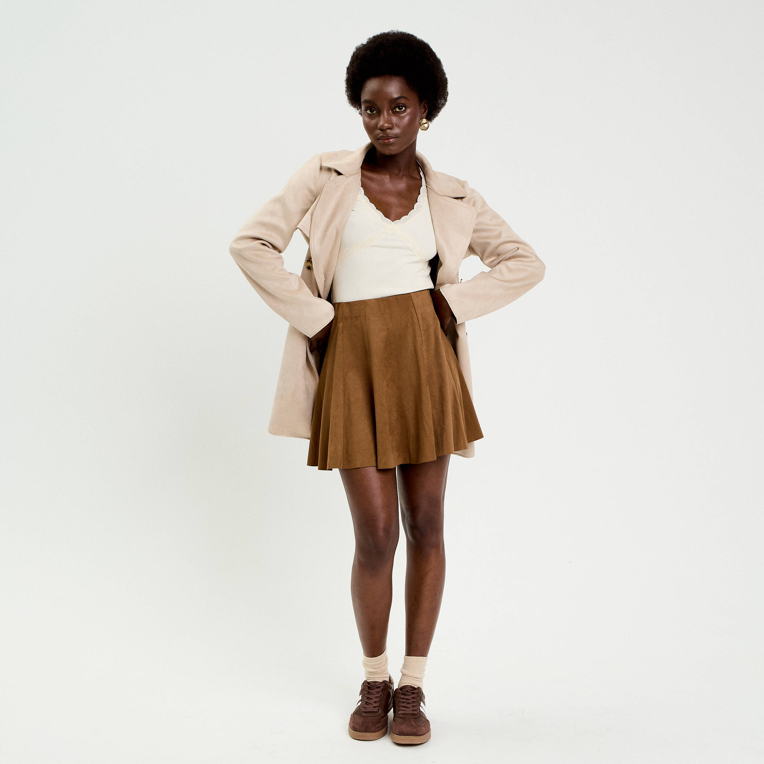 Jupe courte &eacute;vas&eacute;e aspect daim marron fonc&eacute; femme