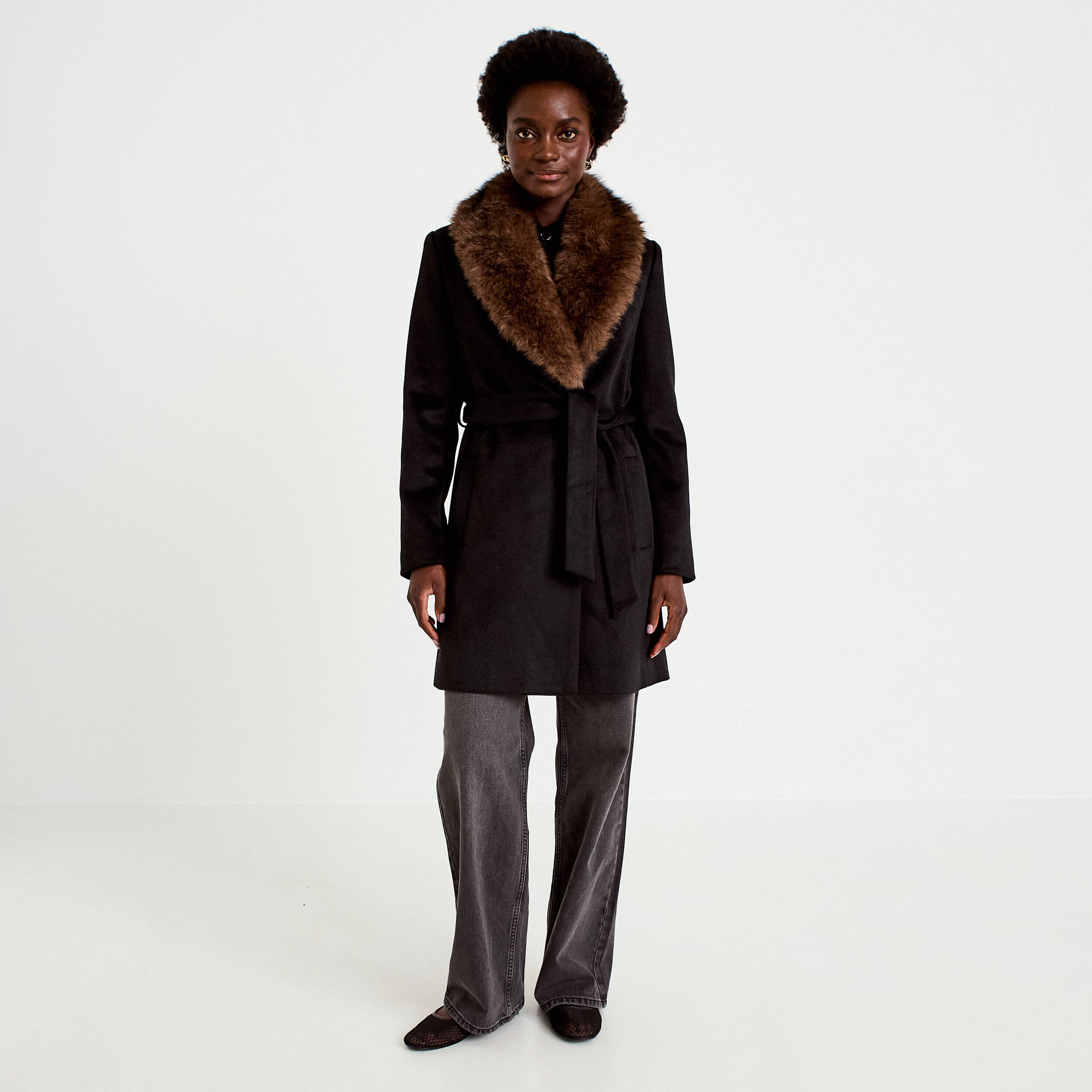 Manteau cintr&eacute; col ch&acirc;le manches longues noir femme
