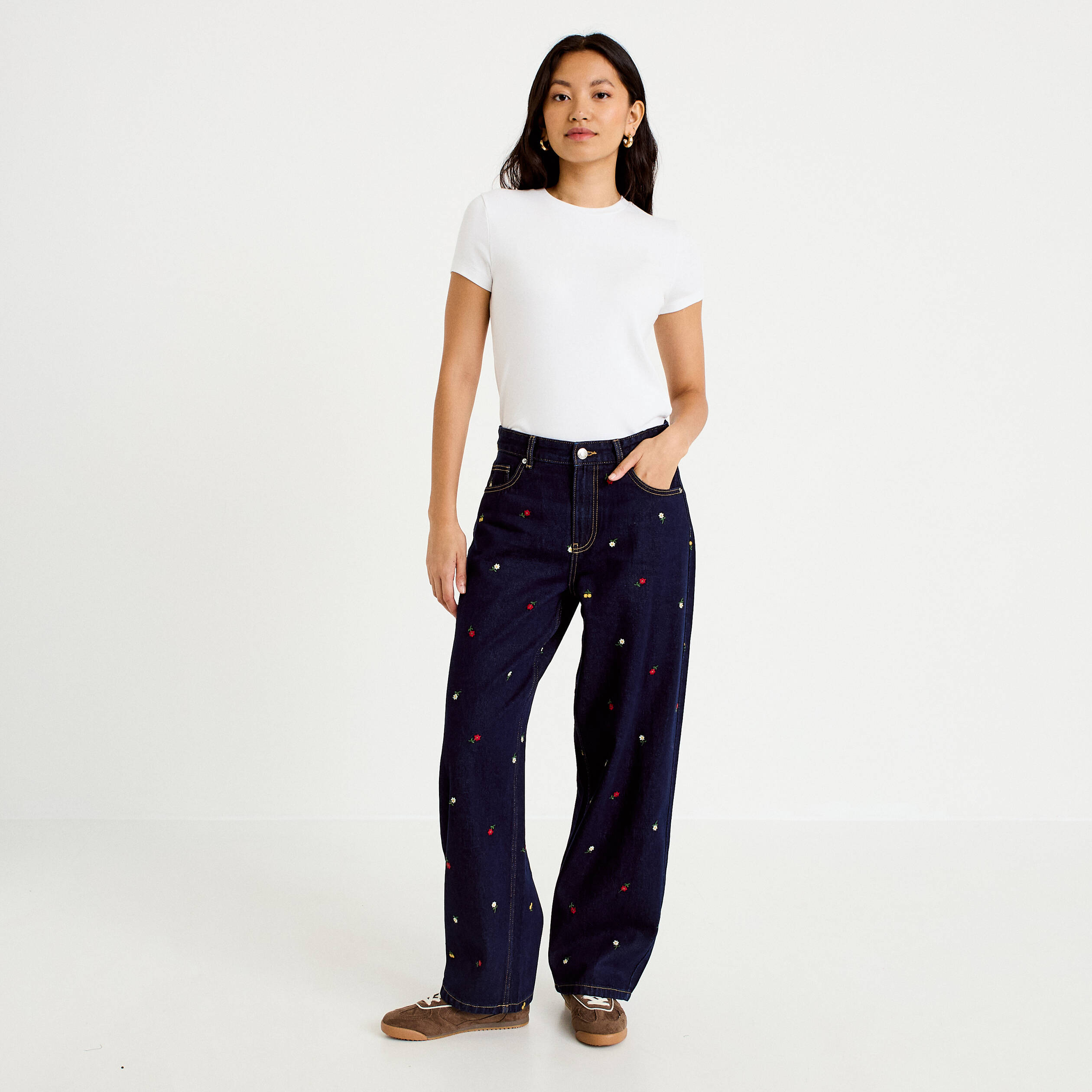 Jean avec broderie bleu marine femme