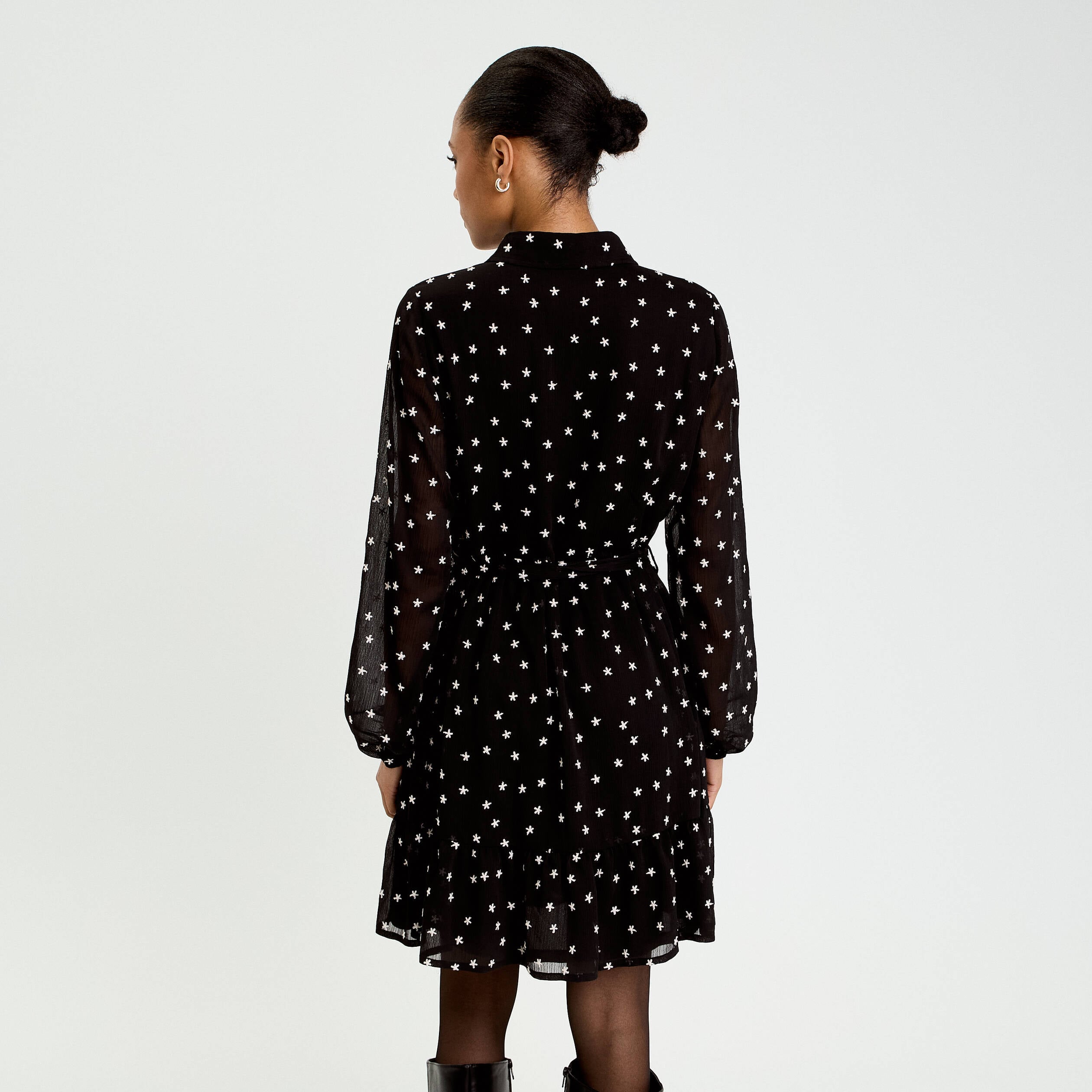 Robe brod&eacute;e &eacute;vas&eacute;e manches longues noir femme