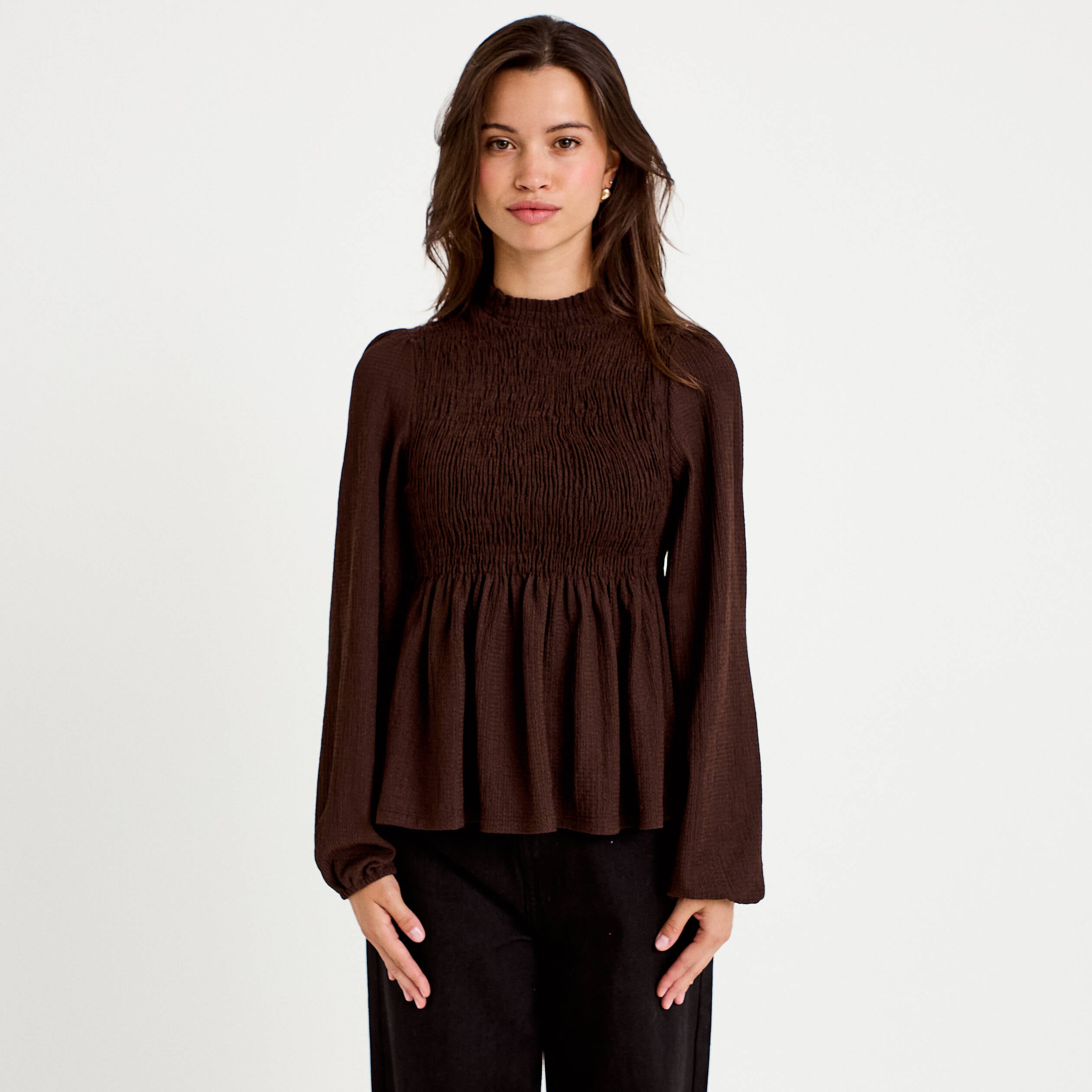 Blouse droite manches longues pliss&eacute;e marron fonc&eacute; femme