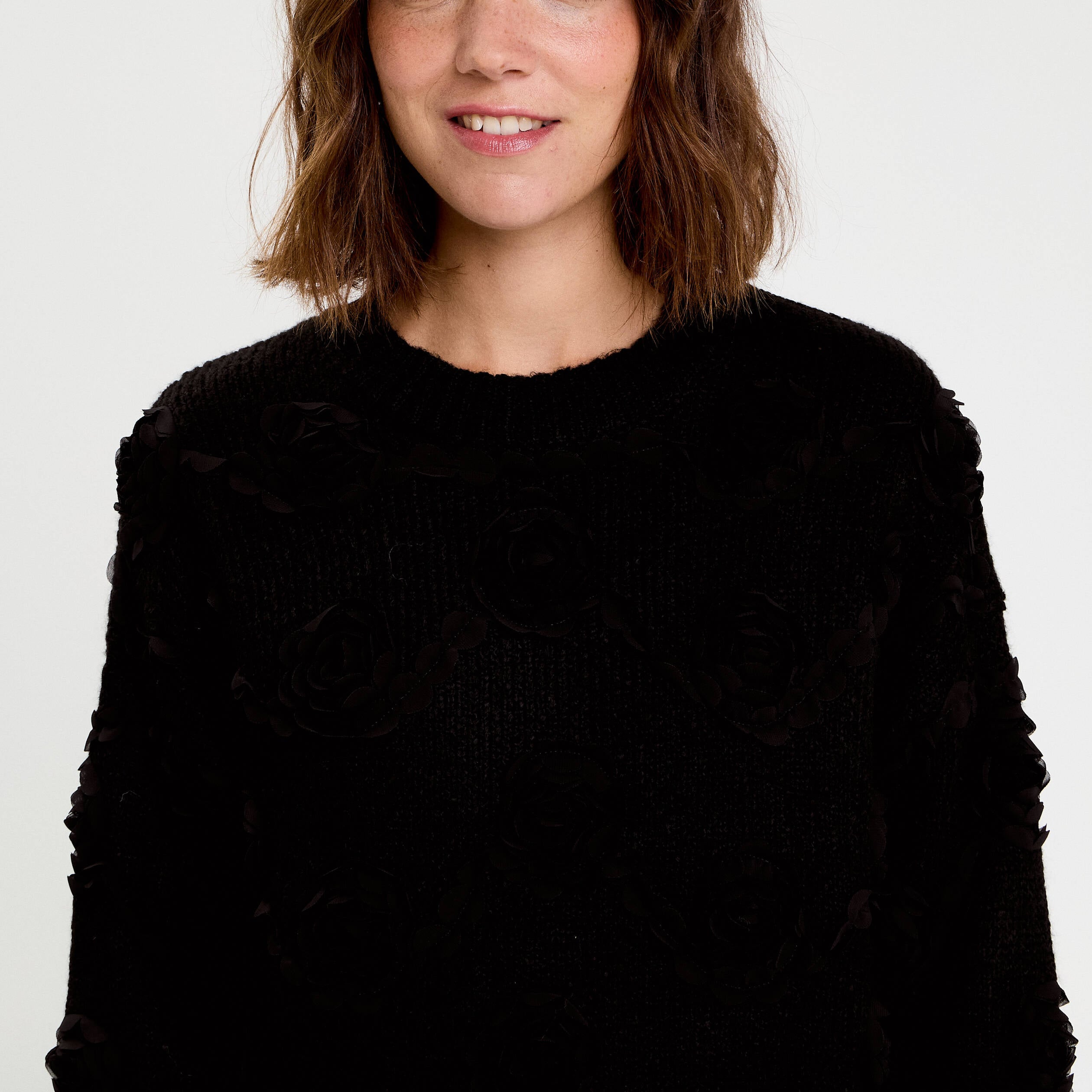 Pull fleurs en relief noir femme