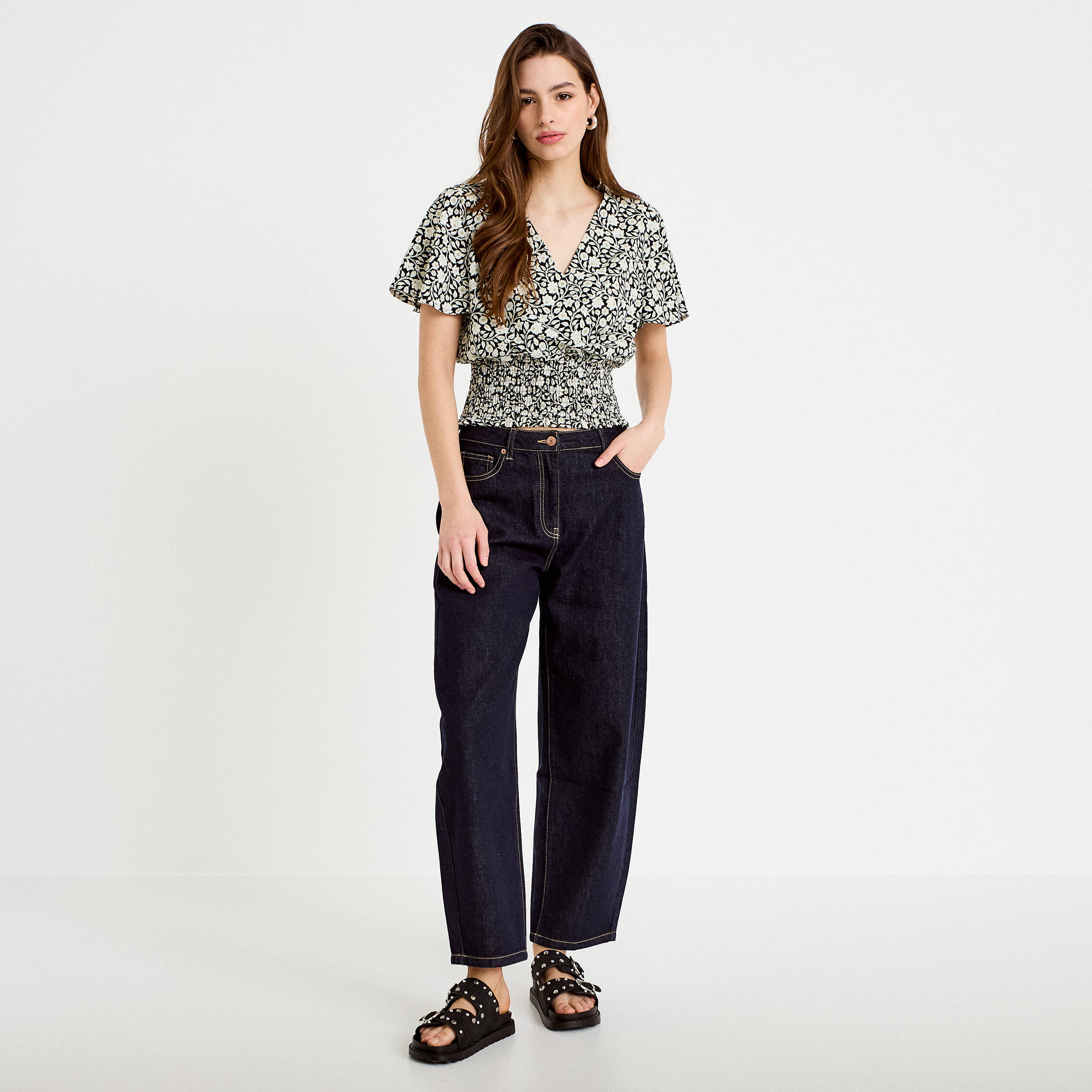 Blouse cintr&eacute;e cropped manches courtes noir femme