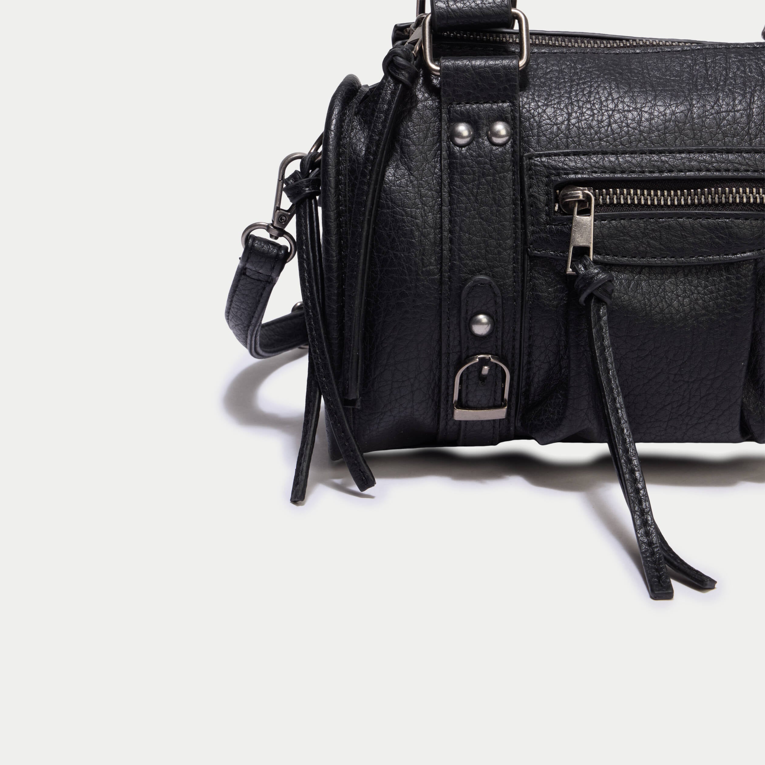Sac port&eacute; main noir femme
