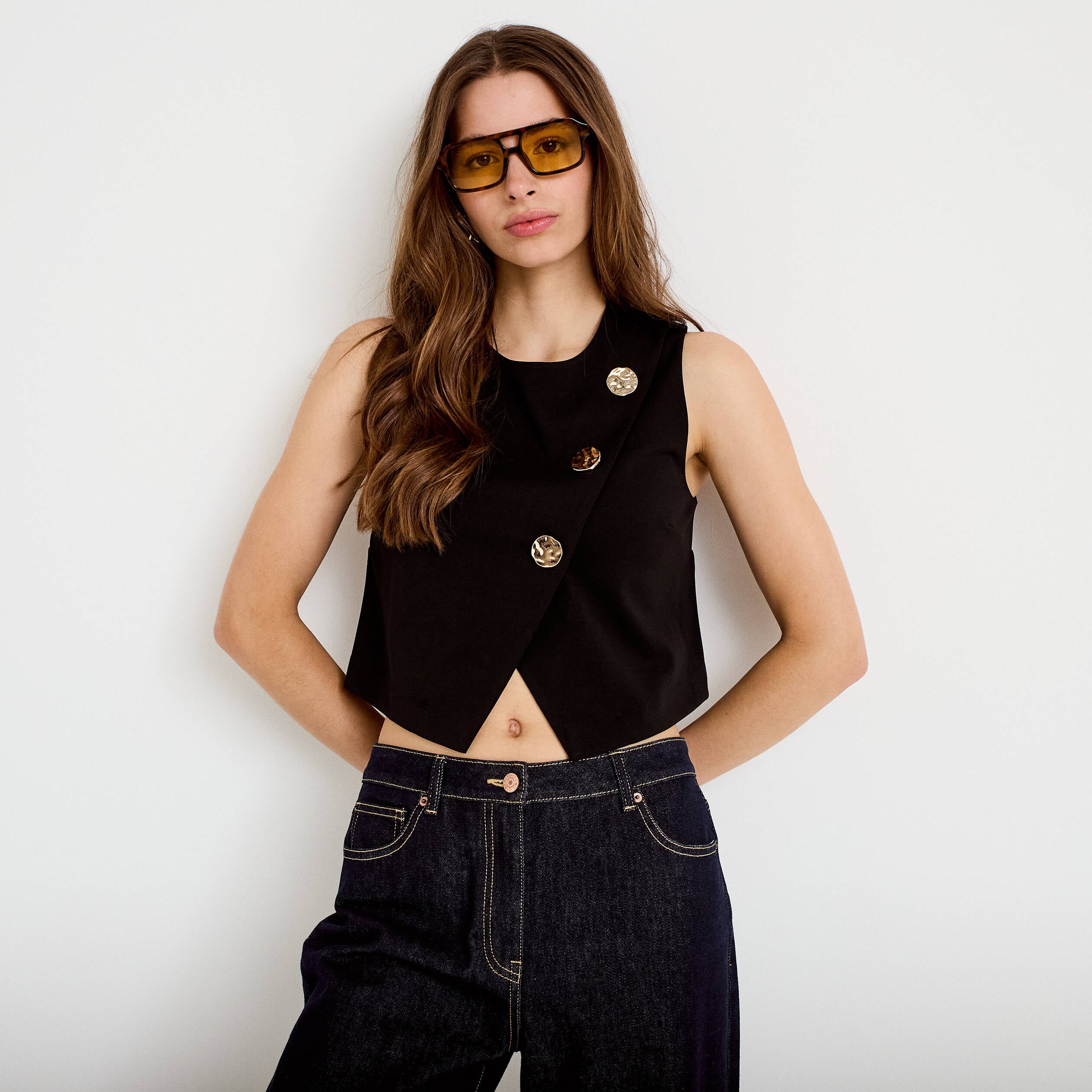 Top ajust&eacute; court sans manches col rond noir femme