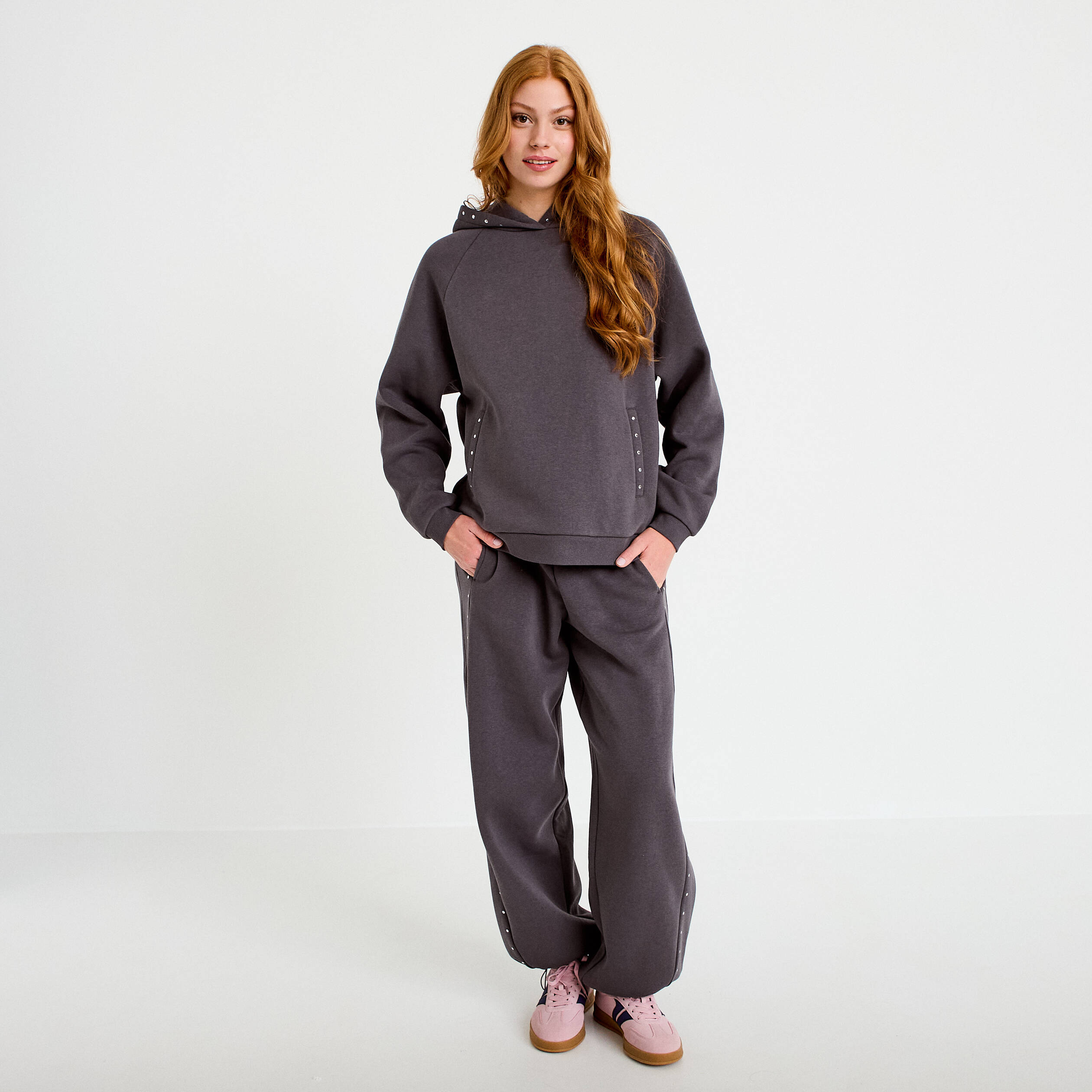 Jogging &agrave; d&eacute;tails clout&eacute;s taille basse gris fonc&eacute; femme