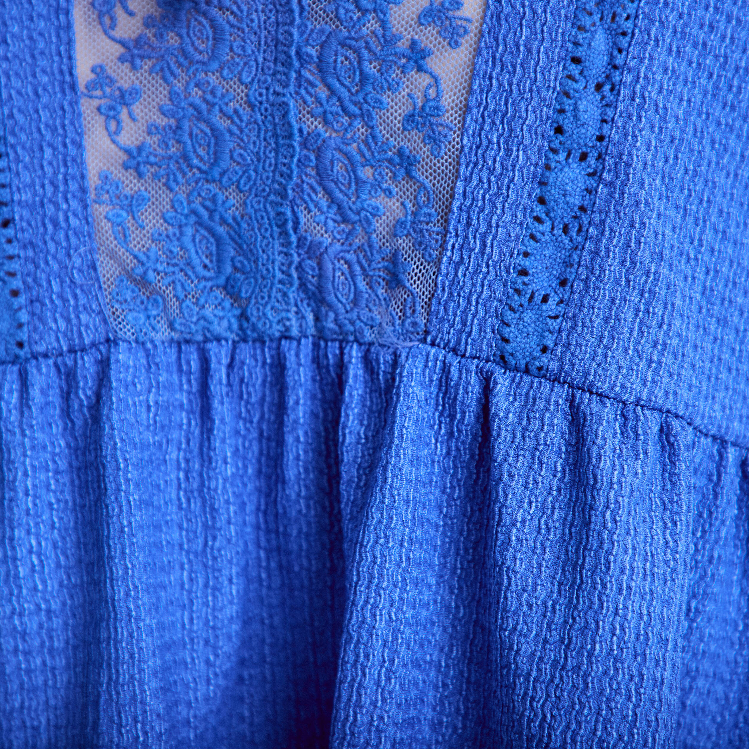 Blouse col v manches courtes dentelle bleu electrique femme