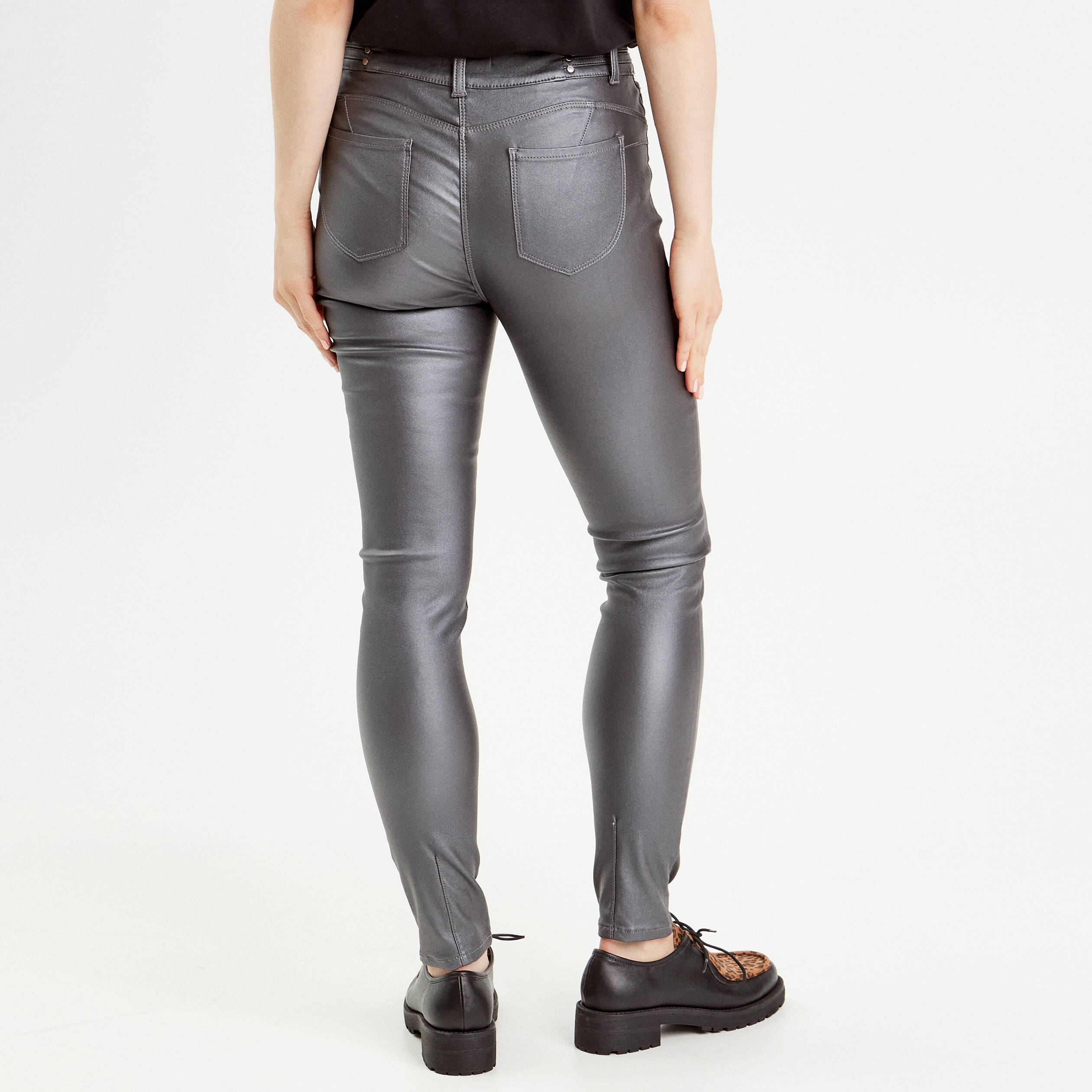 Pantalon skinny enduit gris fonc&eacute; femme