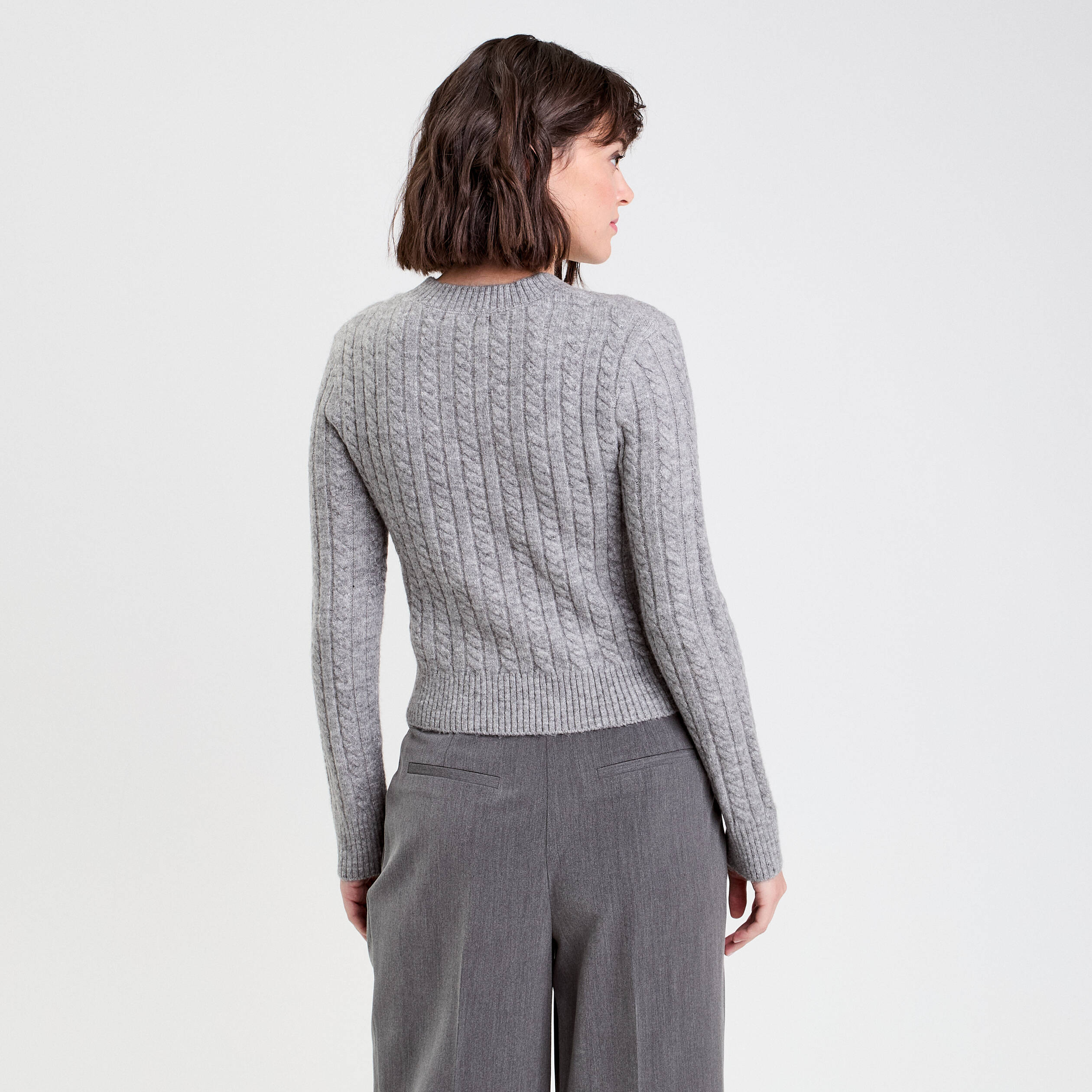 Pull ajust&eacute; col rond manches longues gris fonc&eacute; femme