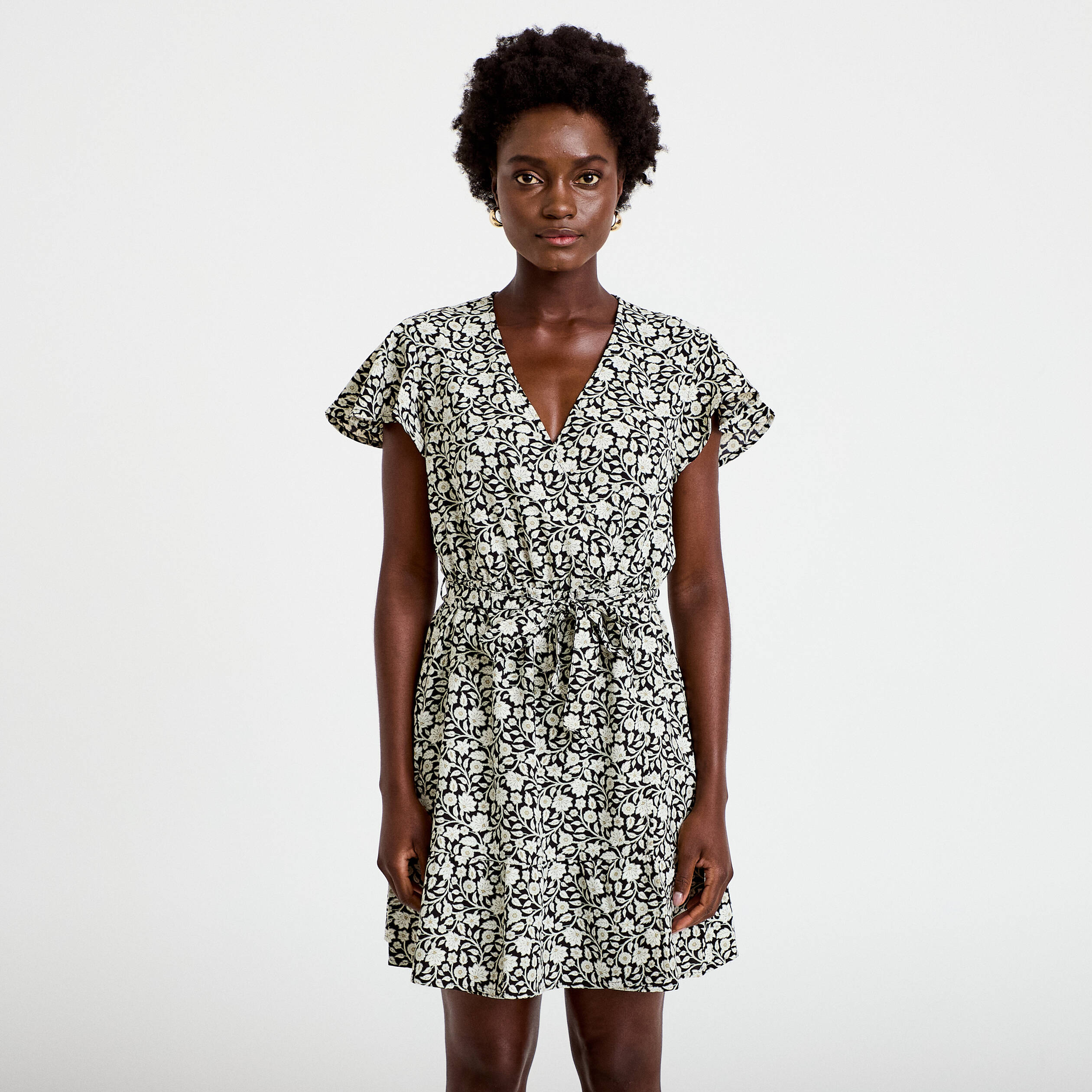 Robe courte &eacute;vas&eacute;e col v manches courtes noir femme