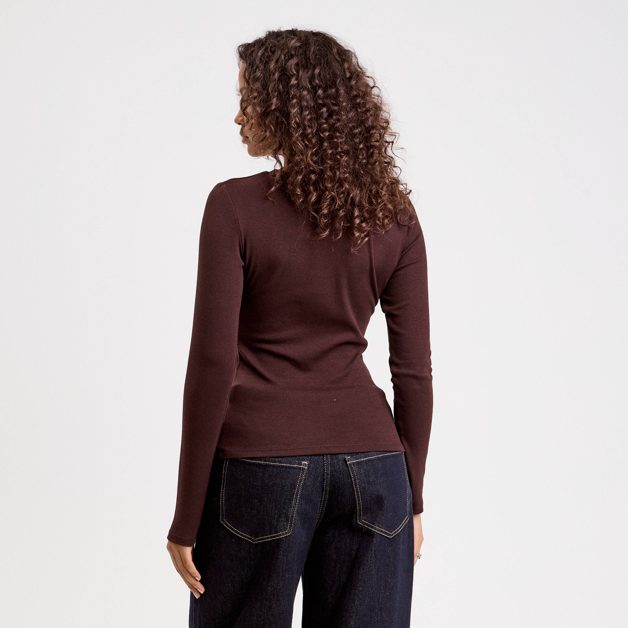 T-shirt cintr&eacute; col rond manches longues marron fonc&eacute; femme