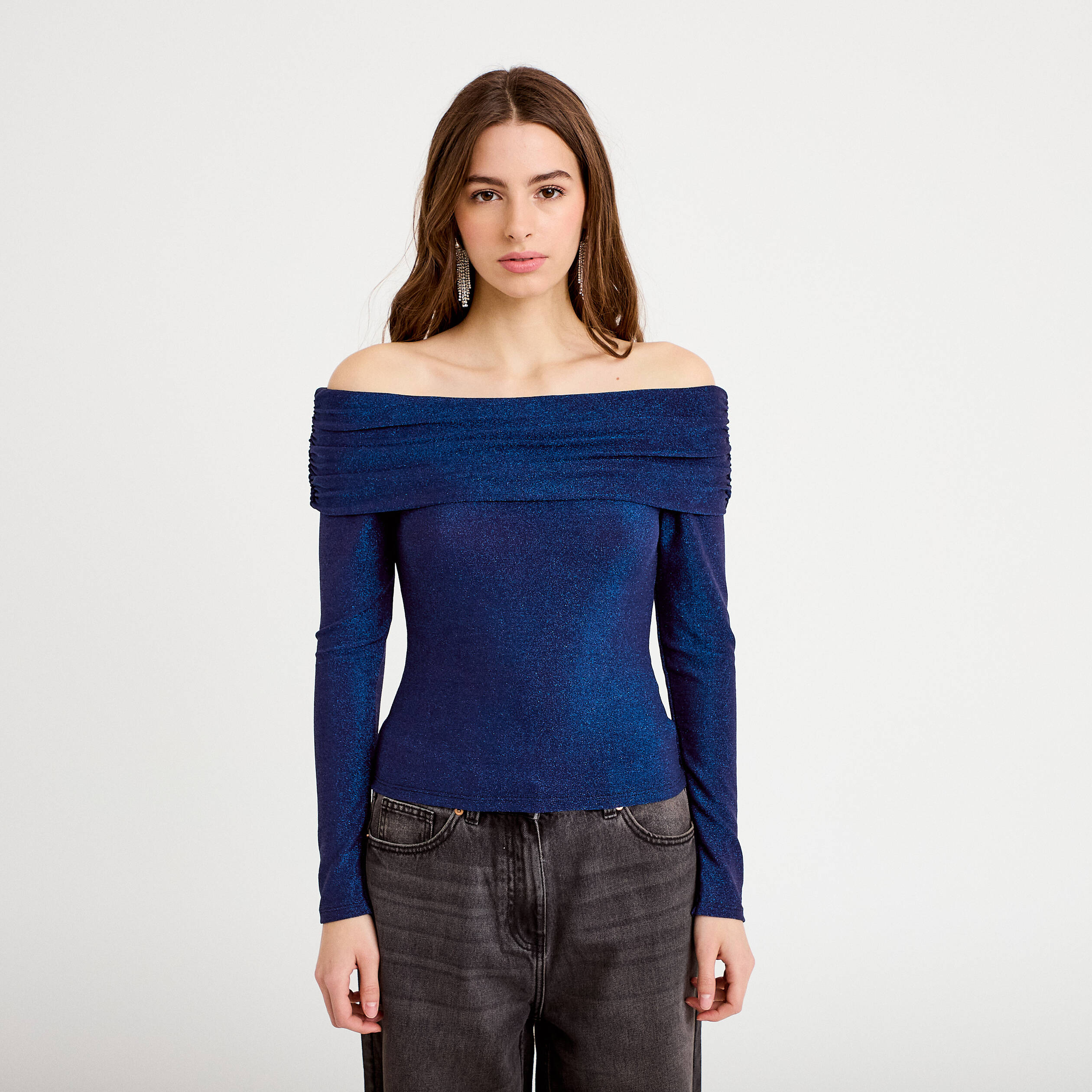 T-shirt col bardot brillant bleu fonc&eacute; femme