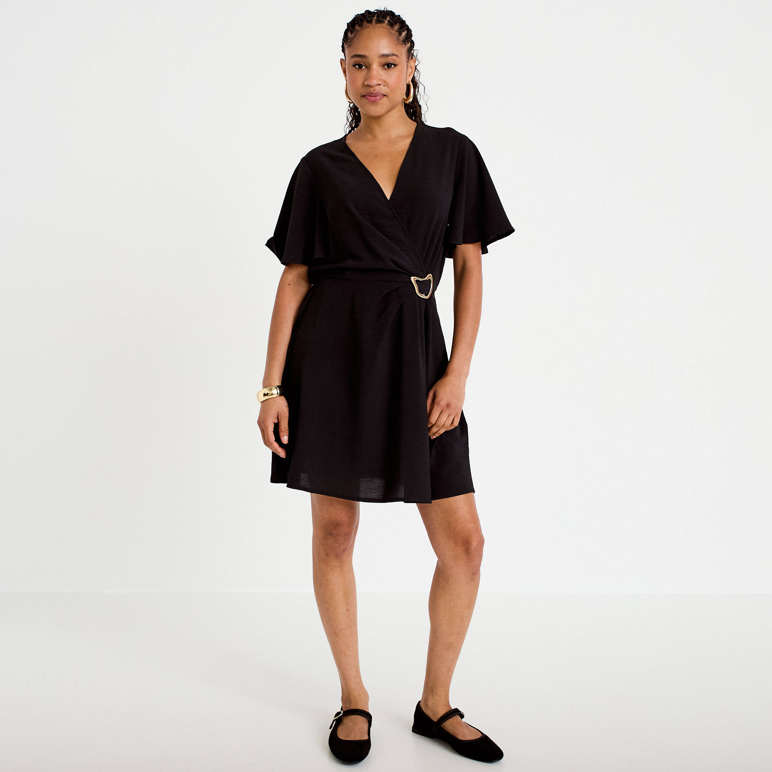 Robe courte &eacute;vas&eacute;e col v manches courtes noir femme