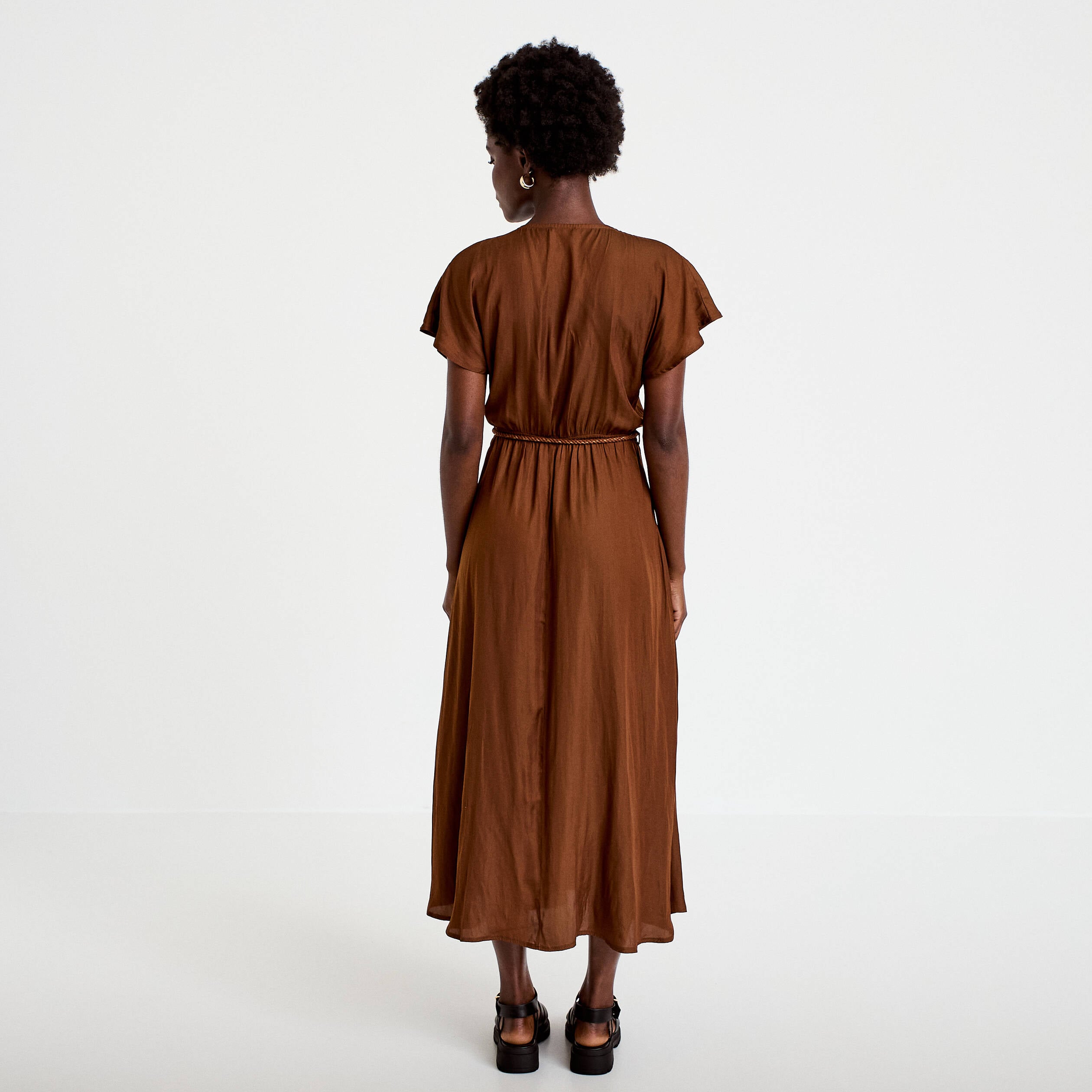 Robe longue &eacute;vas&eacute;e col v satin&eacute;e marron femme