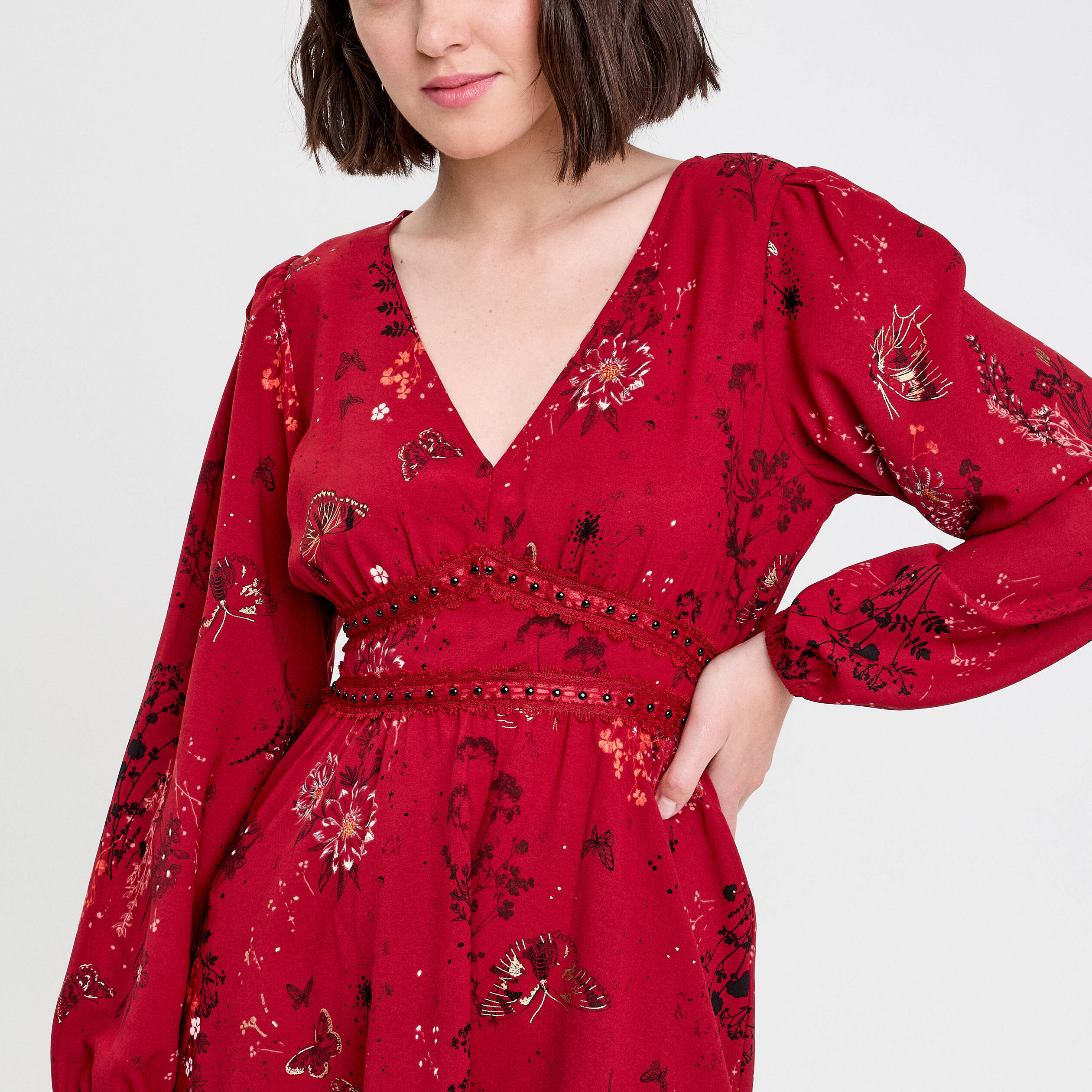 Robe &eacute;vas&eacute;e d&eacute;tails clout&eacute;s rouge fonc&eacute; femme