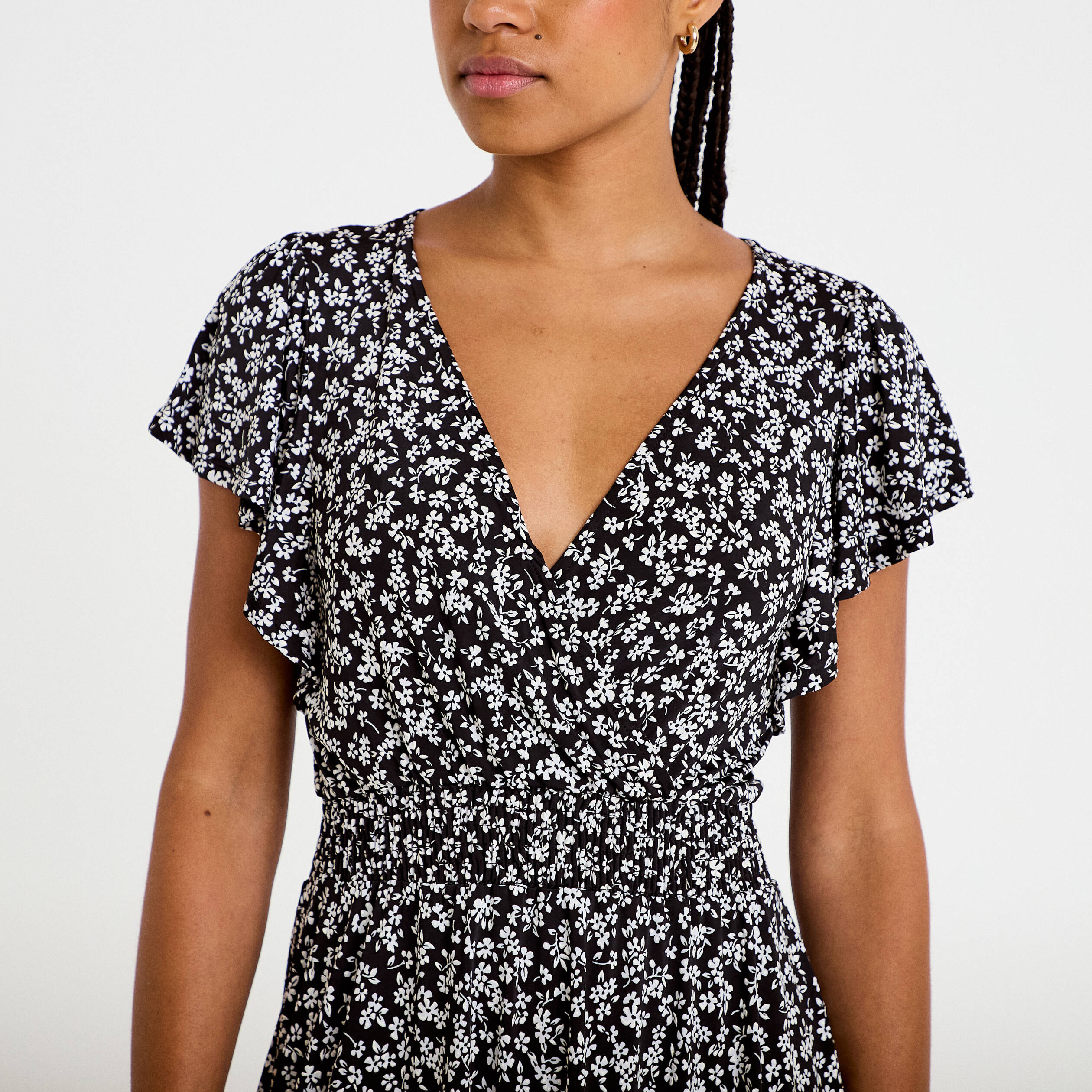 Robe courte &eacute;vas&eacute;e col v manches courtes noir femme