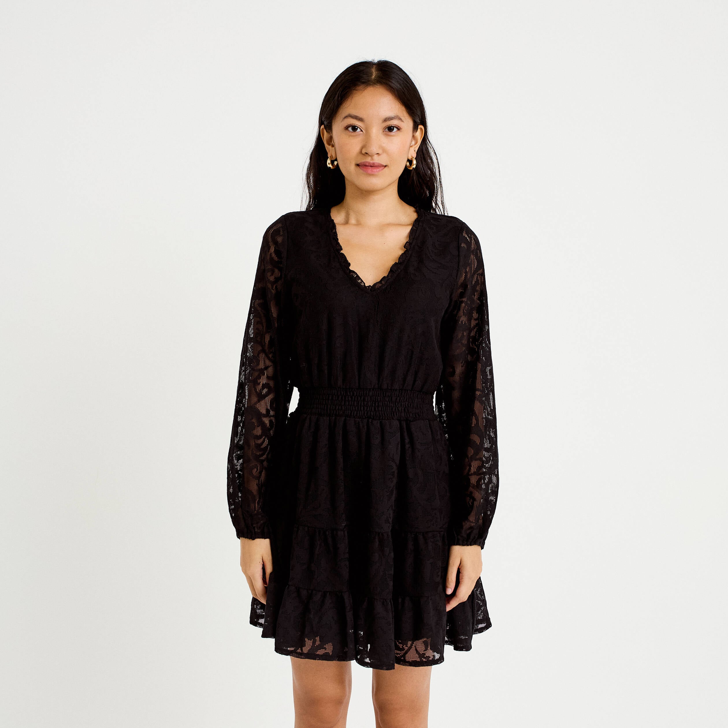 Robe courte &eacute;vas&eacute;e en dentelle col v noir femme